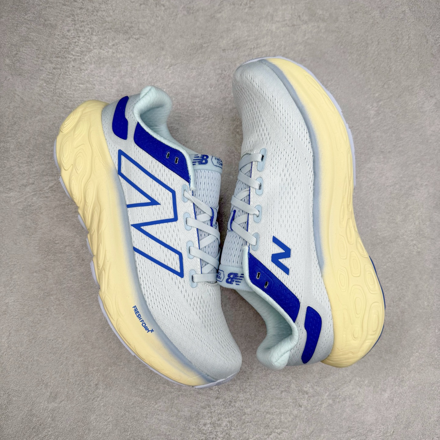 图片[3]-New Balance Fresh Foam X NB1080V13 新百伦系列低帮轻量化厚底健身休闲运动慢跑鞋 近赏｜无论是日常慢跑，还是City Walk，它都可轻松应对提起今年最流行的事情，想必在你所在的城市来一段City Walk，是很多潮男潮女都会做的吧。当时间来到十月，一年中最舒服的时光，无论是慢跑也好，还是City Walk，今天推荐的这双鞋，都可以轻松应对。那就是可以带给你久违的松弛感、治愈你柔软的需要的New Balance Fresh Foam X1080v13。作为New Balance经典跑鞋系列，1080系列可以说凝聚了品牌历来前沿科技与制造匠心。今年的v13版本可谓再度革新。在舒适体验、运动性能以及造型风格三个维度上做到了有机交融。舒适体验一直是1080跑鞋系列带给我们最大的直观感受，加上本就带有严肃跑鞋基因，在今年全新材料配方的Fresh FoamX中底泡棉上则有了不一样的缓震性能，重新定义“踩屎感”。可再生柔软针织鞋面使用可追溯的Repreve再生鞋面材料，柔软透气的鞋面提供绵密的贴合与包裹感，轻量分区橡胶大底分区外底橡胶采用新材料，改进纹路设计，增加前掌外底硬度，提升滚动反馈和传动效率。尺码：36 36.5 37 37.5 38 38.5 39.5 40 40.5 41.5 42 42.5 43 44 45-选品中心