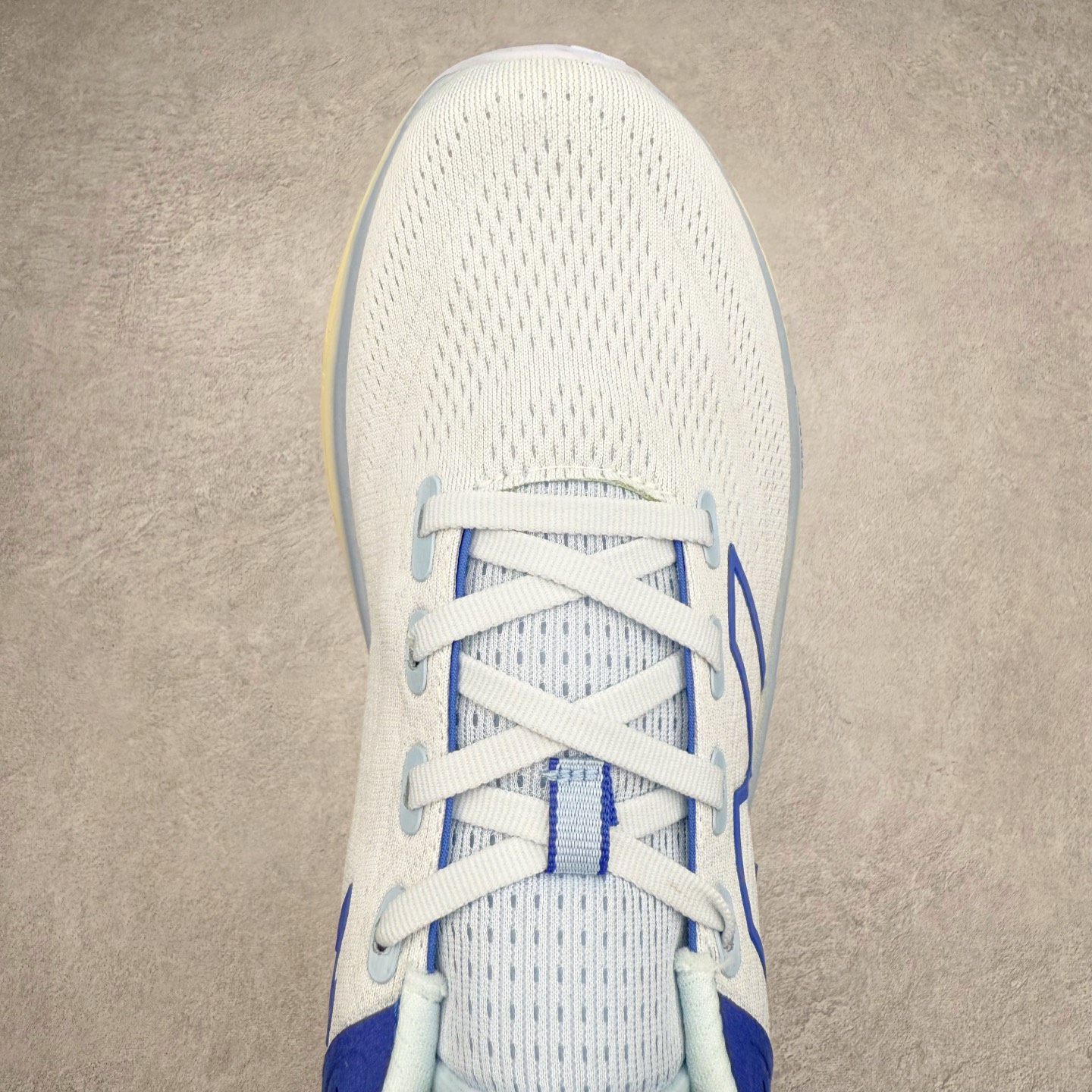 图片[4]-New Balance Fresh Foam X NB1080V13 新百伦系列低帮轻量化厚底健身休闲运动慢跑鞋 近赏｜无论是日常慢跑，还是City Walk，它都可轻松应对提起今年最流行的事情，想必在你所在的城市来一段City Walk，是很多潮男潮女都会做的吧。当时间来到十月，一年中最舒服的时光，无论是慢跑也好，还是City Walk，今天推荐的这双鞋，都可以轻松应对。那就是可以带给你久违的松弛感、治愈你柔软的需要的New Balance Fresh Foam X1080v13。作为New Balance经典跑鞋系列，1080系列可以说凝聚了品牌历来前沿科技与制造匠心。今年的v13版本可谓再度革新。在舒适体验、运动性能以及造型风格三个维度上做到了有机交融。舒适体验一直是1080跑鞋系列带给我们最大的直观感受，加上本就带有严肃跑鞋基因，在今年全新材料配方的Fresh FoamX中底泡棉上则有了不一样的缓震性能，重新定义“踩屎感”。可再生柔软针织鞋面使用可追溯的Repreve再生鞋面材料，柔软透气的鞋面提供绵密的贴合与包裹感，轻量分区橡胶大底分区外底橡胶采用新材料，改进纹路设计，增加前掌外底硬度，提升滚动反馈和传动效率。尺码：36 36.5 37 37.5 38 38.5 39.5 40 40.5 41.5 42 42.5 43 44 45-选品中心