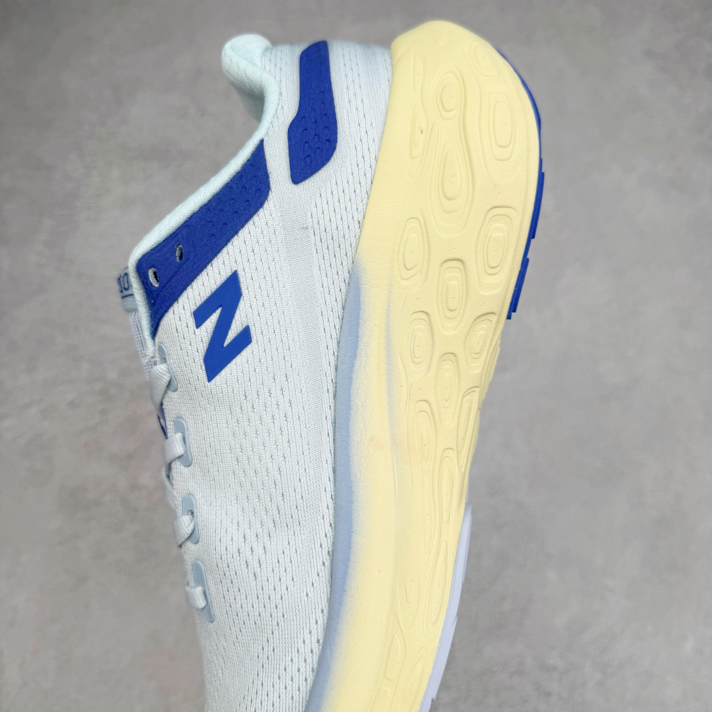 图片[7]-New Balance Fresh Foam X NB1080V13 新百伦系列低帮轻量化厚底健身休闲运动慢跑鞋 近赏｜无论是日常慢跑，还是City Walk，它都可轻松应对提起今年最流行的事情，想必在你所在的城市来一段City Walk，是很多潮男潮女都会做的吧。当时间来到十月，一年中最舒服的时光，无论是慢跑也好，还是City Walk，今天推荐的这双鞋，都可以轻松应对。那就是可以带给你久违的松弛感、治愈你柔软的需要的New Balance Fresh Foam X1080v13。作为New Balance经典跑鞋系列，1080系列可以说凝聚了品牌历来前沿科技与制造匠心。今年的v13版本可谓再度革新。在舒适体验、运动性能以及造型风格三个维度上做到了有机交融。舒适体验一直是1080跑鞋系列带给我们最大的直观感受，加上本就带有严肃跑鞋基因，在今年全新材料配方的Fresh FoamX中底泡棉上则有了不一样的缓震性能，重新定义“踩屎感”。可再生柔软针织鞋面使用可追溯的Repreve再生鞋面材料，柔软透气的鞋面提供绵密的贴合与包裹感，轻量分区橡胶大底分区外底橡胶采用新材料，改进纹路设计，增加前掌外底硬度，提升滚动反馈和传动效率。尺码：36 36.5 37 37.5 38 38.5 39.5 40 40.5 41.5 42 42.5 43 44 45-选品中心