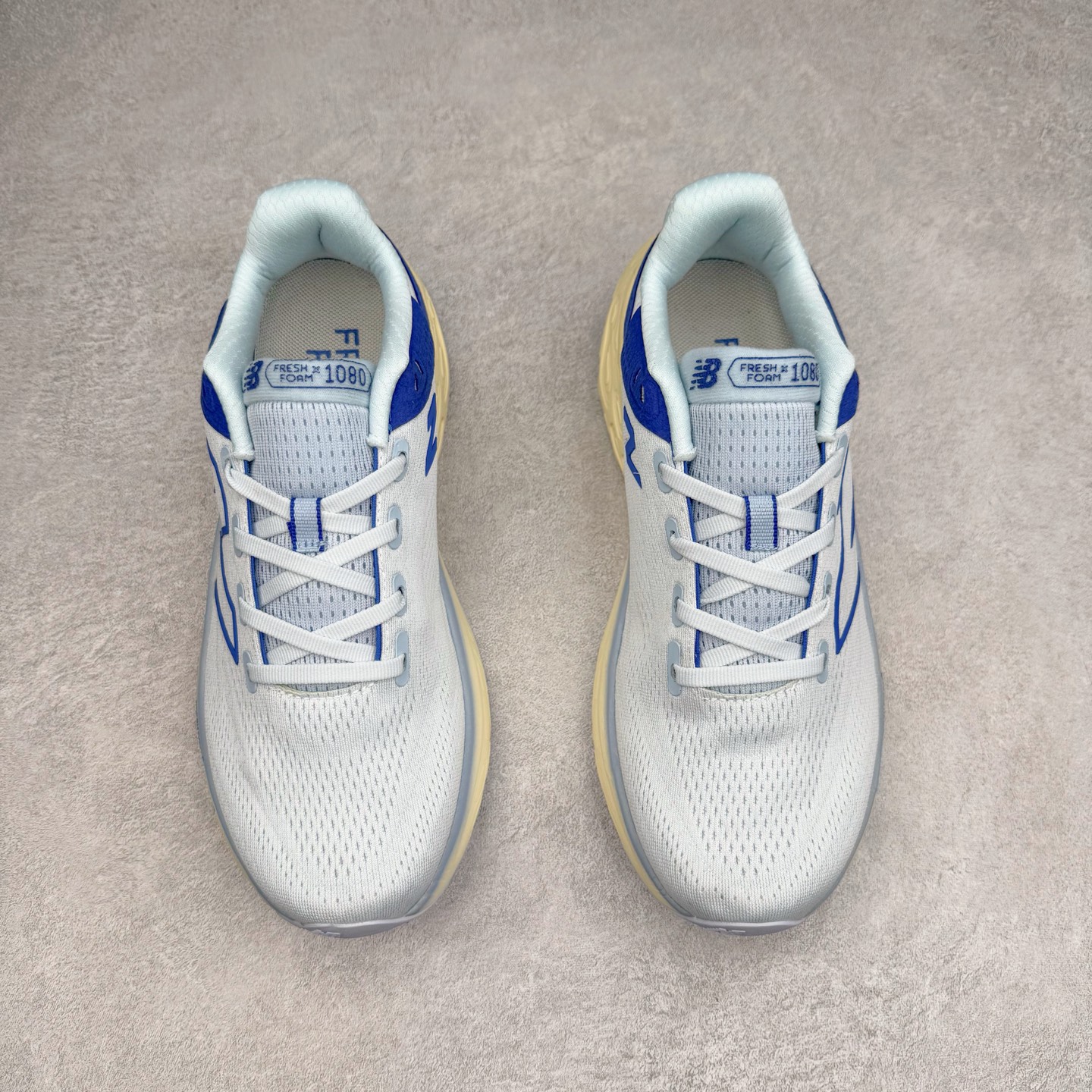 图片[2]-New Balance Fresh Foam X NB1080V13 新百伦系列低帮轻量化厚底健身休闲运动慢跑鞋 近赏｜无论是日常慢跑，还是City Walk，它都可轻松应对提起今年最流行的事情，想必在你所在的城市来一段City Walk，是很多潮男潮女都会做的吧。当时间来到十月，一年中最舒服的时光，无论是慢跑也好，还是City Walk，今天推荐的这双鞋，都可以轻松应对。那就是可以带给你久违的松弛感、治愈你柔软的需要的New Balance Fresh Foam X1080v13。作为New Balance经典跑鞋系列，1080系列可以说凝聚了品牌历来前沿科技与制造匠心。今年的v13版本可谓再度革新。在舒适体验、运动性能以及造型风格三个维度上做到了有机交融。舒适体验一直是1080跑鞋系列带给我们最大的直观感受，加上本就带有严肃跑鞋基因，在今年全新材料配方的Fresh FoamX中底泡棉上则有了不一样的缓震性能，重新定义“踩屎感”。可再生柔软针织鞋面使用可追溯的Repreve再生鞋面材料，柔软透气的鞋面提供绵密的贴合与包裹感，轻量分区橡胶大底分区外底橡胶采用新材料，改进纹路设计，增加前掌外底硬度，提升滚动反馈和传动效率。尺码：36 36.5 37 37.5 38 38.5 39.5 40 40.5 41.5 42 42.5 43 44 45-选品中心