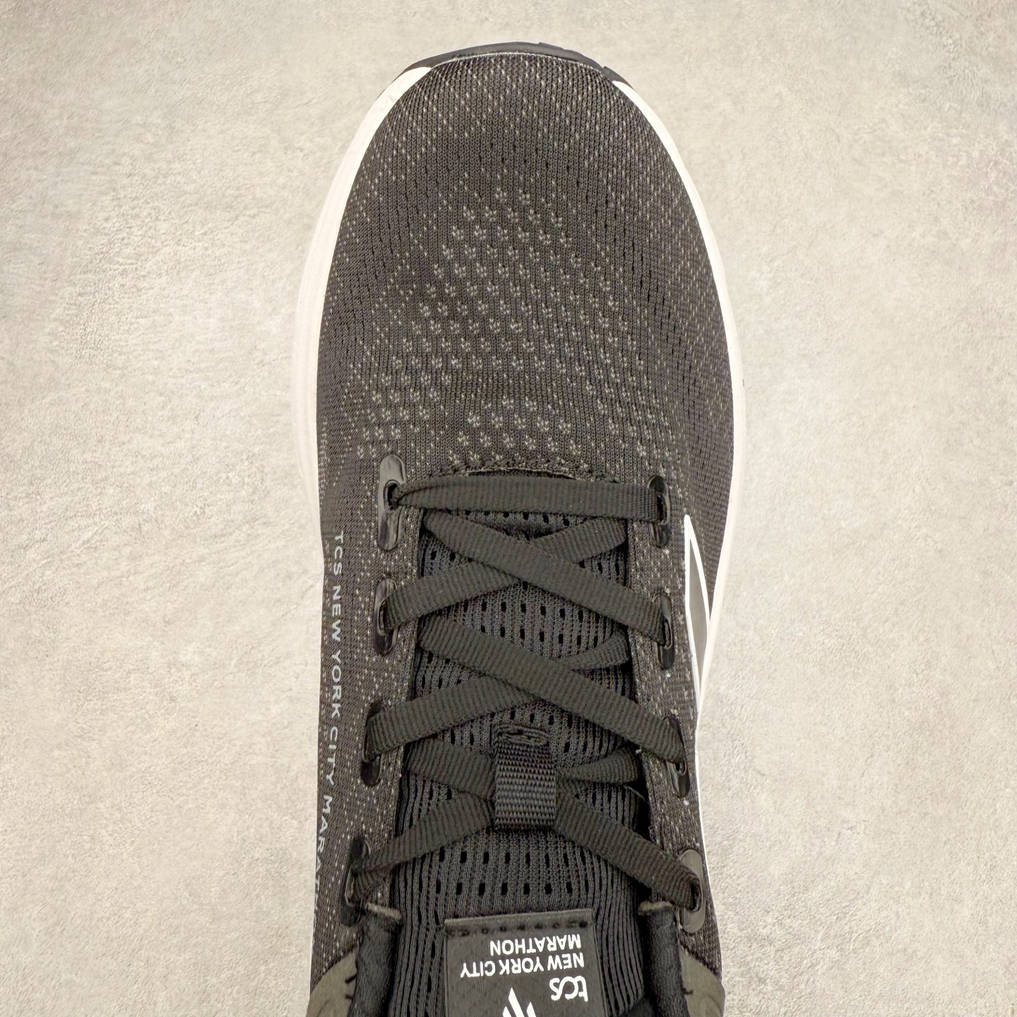 图片[4]-New Balance Fresh Foam X NB1080V13 新百伦系列低帮轻量化厚底健身休闲运动慢跑鞋 近赏｜无论是日常慢跑，还是City Walk，它都可轻松应对提起今年最流行的事情，想必在你所在的城市来一段City Walk，是很多潮男潮女都会做的吧。当时间来到十月，一年中最舒服的时光，无论是慢跑也好，还是City Walk，今天推荐的这双鞋，都可以轻松应对。那就是可以带给你久违的松弛感、治愈你柔软的需要的New Balance Fresh Foam X1080v13。作为New Balance经典跑鞋系列，1080系列可以说凝聚了品牌历来前沿科技与制造匠心。今年的v13版本可谓再度革新。在舒适体验、运动性能以及造型风格三个维度上做到了有机交融。舒适体验一直是1080跑鞋系列带给我们最大的直观感受，加上本就带有严肃跑鞋基因，在今年全新材料配方的Fresh FoamX中底泡棉上则有了不一样的缓震性能，重新定义“踩屎感”。可再生柔软针织鞋面使用可追溯的Repreve再生鞋面材料，柔软透气的鞋面提供绵密的贴合与包裹感，轻量分区橡胶大底分区外底橡胶采用新材料，改进纹路设计，增加前掌外底硬度，提升滚动反馈和传动效率。尺码：36 36.5 37 37.5 38 38.5 39.5 40 40.5 41.5 42 42.5 43 44 45-选品中心