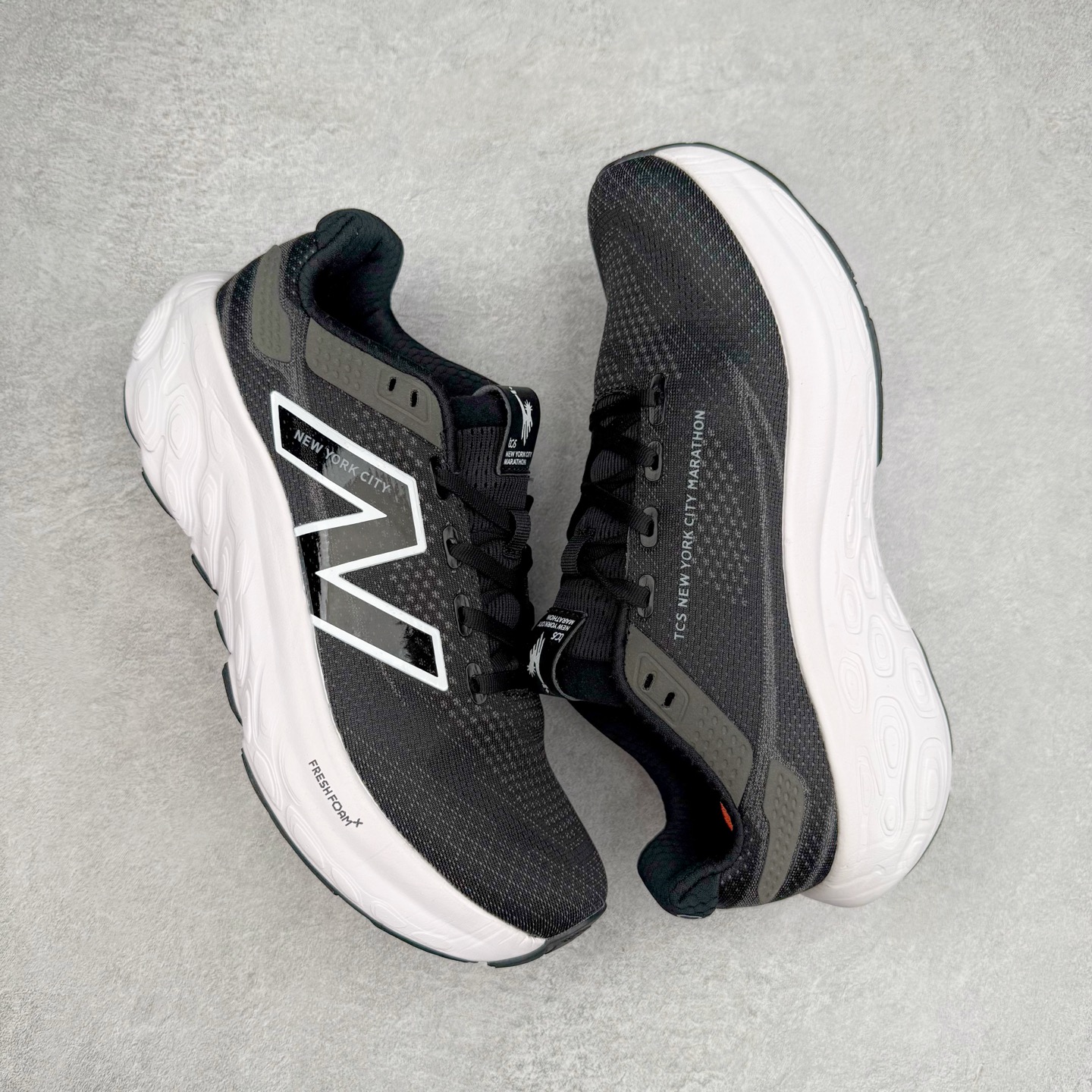 图片[3]-New Balance Fresh Foam X NB1080V13 新百伦系列低帮轻量化厚底健身休闲运动慢跑鞋 近赏｜无论是日常慢跑，还是City Walk，它都可轻松应对提起今年最流行的事情，想必在你所在的城市来一段City Walk，是很多潮男潮女都会做的吧。当时间来到十月，一年中最舒服的时光，无论是慢跑也好，还是City Walk，今天推荐的这双鞋，都可以轻松应对。那就是可以带给你久违的松弛感、治愈你柔软的需要的New Balance Fresh Foam X1080v13。作为New Balance经典跑鞋系列，1080系列可以说凝聚了品牌历来前沿科技与制造匠心。今年的v13版本可谓再度革新。在舒适体验、运动性能以及造型风格三个维度上做到了有机交融。舒适体验一直是1080跑鞋系列带给我们最大的直观感受，加上本就带有严肃跑鞋基因，在今年全新材料配方的Fresh FoamX中底泡棉上则有了不一样的缓震性能，重新定义“踩屎感”。可再生柔软针织鞋面使用可追溯的Repreve再生鞋面材料，柔软透气的鞋面提供绵密的贴合与包裹感，轻量分区橡胶大底分区外底橡胶采用新材料，改进纹路设计，增加前掌外底硬度，提升滚动反馈和传动效率。尺码：36 36.5 37 37.5 38 38.5 39.5 40 40.5 41.5 42 42.5 43 44 45-选品中心