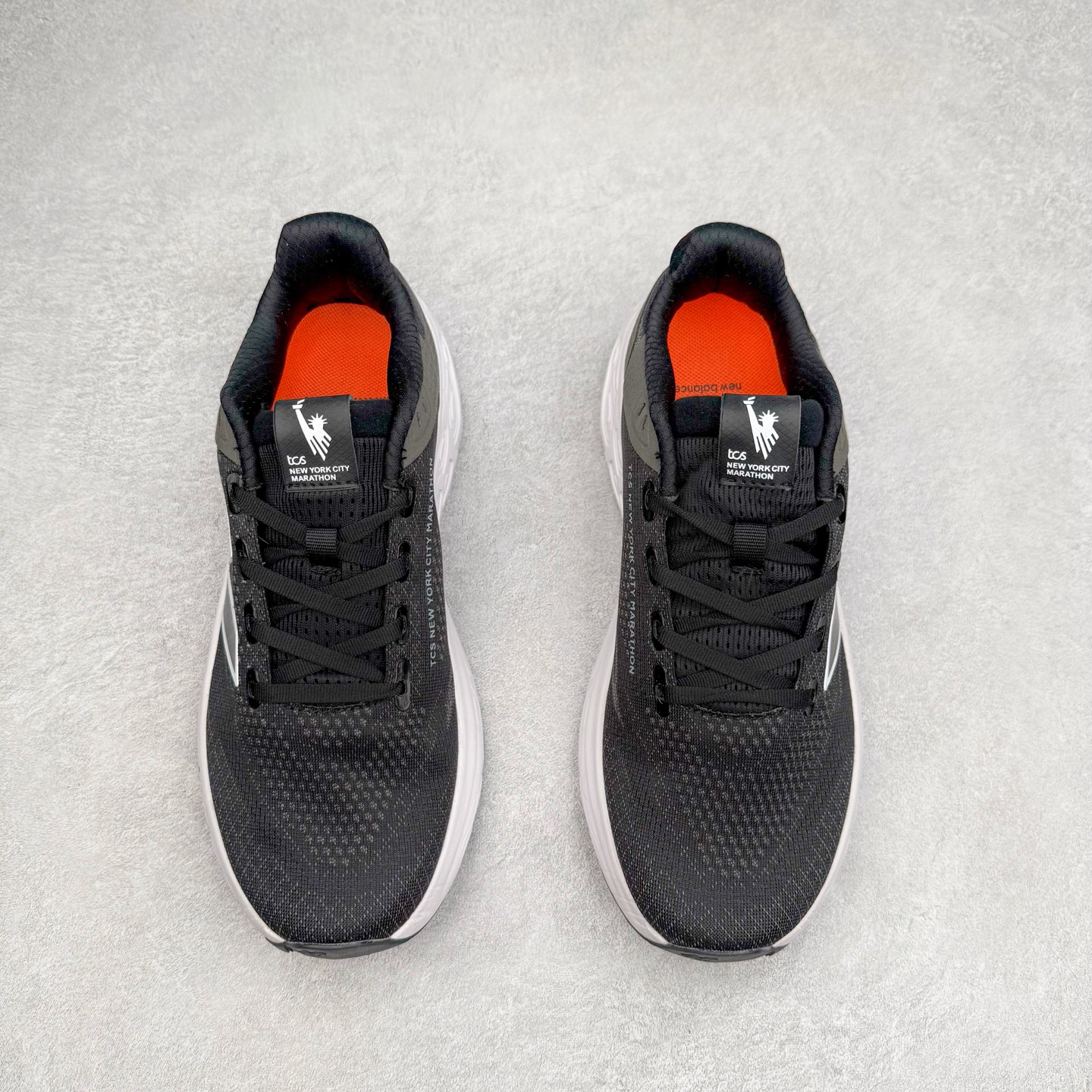 图片[2]-New Balance Fresh Foam X NB1080V13 新百伦系列低帮轻量化厚底健身休闲运动慢跑鞋 近赏｜无论是日常慢跑，还是City Walk，它都可轻松应对提起今年最流行的事情，想必在你所在的城市来一段City Walk，是很多潮男潮女都会做的吧。当时间来到十月，一年中最舒服的时光，无论是慢跑也好，还是City Walk，今天推荐的这双鞋，都可以轻松应对。那就是可以带给你久违的松弛感、治愈你柔软的需要的New Balance Fresh Foam X1080v13。作为New Balance经典跑鞋系列，1080系列可以说凝聚了品牌历来前沿科技与制造匠心。今年的v13版本可谓再度革新。在舒适体验、运动性能以及造型风格三个维度上做到了有机交融。舒适体验一直是1080跑鞋系列带给我们最大的直观感受，加上本就带有严肃跑鞋基因，在今年全新材料配方的Fresh FoamX中底泡棉上则有了不一样的缓震性能，重新定义“踩屎感”。可再生柔软针织鞋面使用可追溯的Repreve再生鞋面材料，柔软透气的鞋面提供绵密的贴合与包裹感，轻量分区橡胶大底分区外底橡胶采用新材料，改进纹路设计，增加前掌外底硬度，提升滚动反馈和传动效率。尺码：36 36.5 37 37.5 38 38.5 39.5 40 40.5 41.5 42 42.5 43 44 45-选品中心