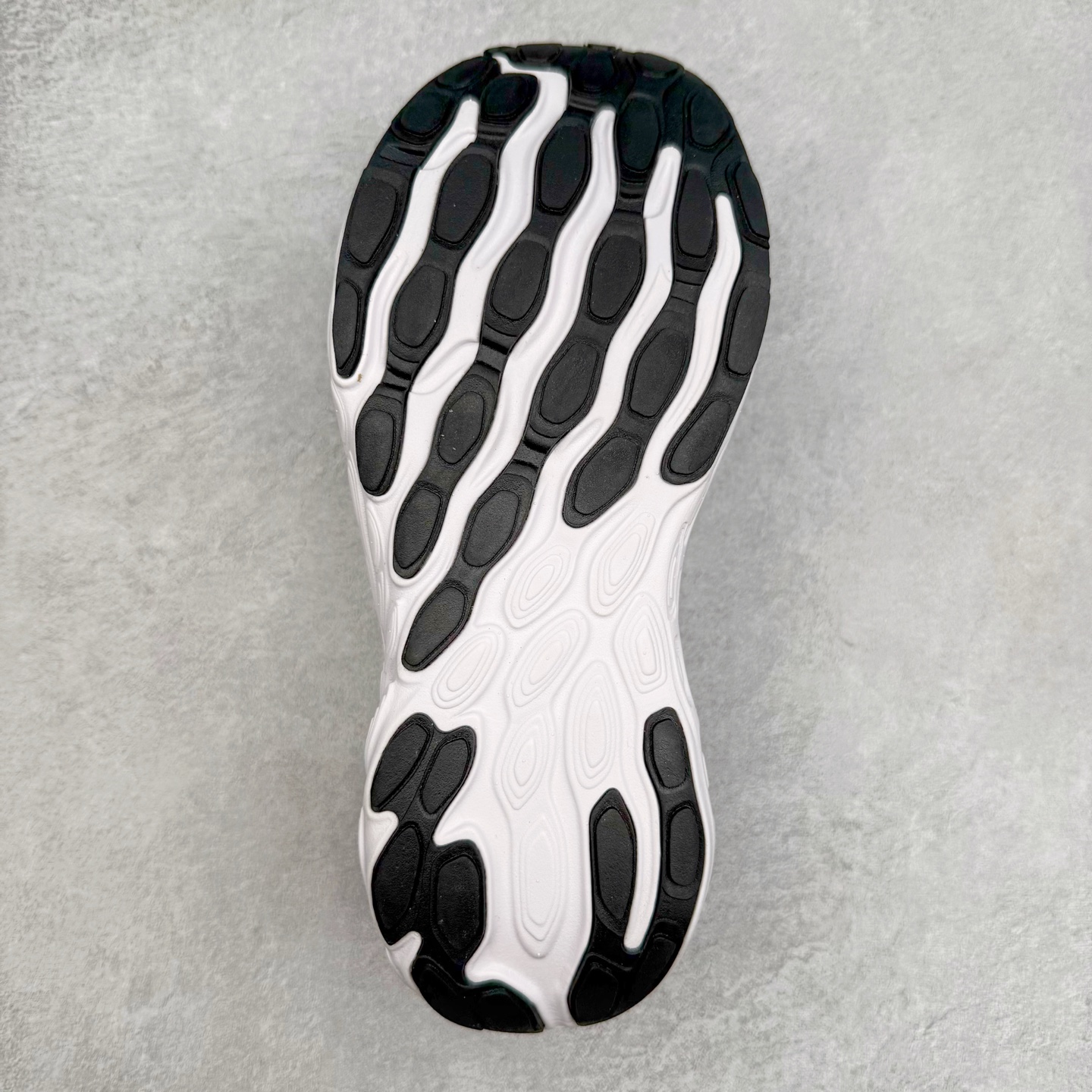 图片[9]-New Balance Fresh Foam X NB1080V13 新百伦系列低帮轻量化厚底健身休闲运动慢跑鞋 近赏｜无论是日常慢跑，还是City Walk，它都可轻松应对提起今年最流行的事情，想必在你所在的城市来一段City Walk，是很多潮男潮女都会做的吧。当时间来到十月，一年中最舒服的时光，无论是慢跑也好，还是City Walk，今天推荐的这双鞋，都可以轻松应对。那就是可以带给你久违的松弛感、治愈你柔软的需要的New Balance Fresh Foam X1080v13。作为New Balance经典跑鞋系列，1080系列可以说凝聚了品牌历来前沿科技与制造匠心。今年的v13版本可谓再度革新。在舒适体验、运动性能以及造型风格三个维度上做到了有机交融。舒适体验一直是1080跑鞋系列带给我们最大的直观感受，加上本就带有严肃跑鞋基因，在今年全新材料配方的Fresh FoamX中底泡棉上则有了不一样的缓震性能，重新定义“踩屎感”。可再生柔软针织鞋面使用可追溯的Repreve再生鞋面材料，柔软透气的鞋面提供绵密的贴合与包裹感，轻量分区橡胶大底分区外底橡胶采用新材料，改进纹路设计，增加前掌外底硬度，提升滚动反馈和传动效率。尺码：36 36.5 37 37.5 38 38.5 39.5 40 40.5 41.5 42 42.5 43 44 45-选品中心