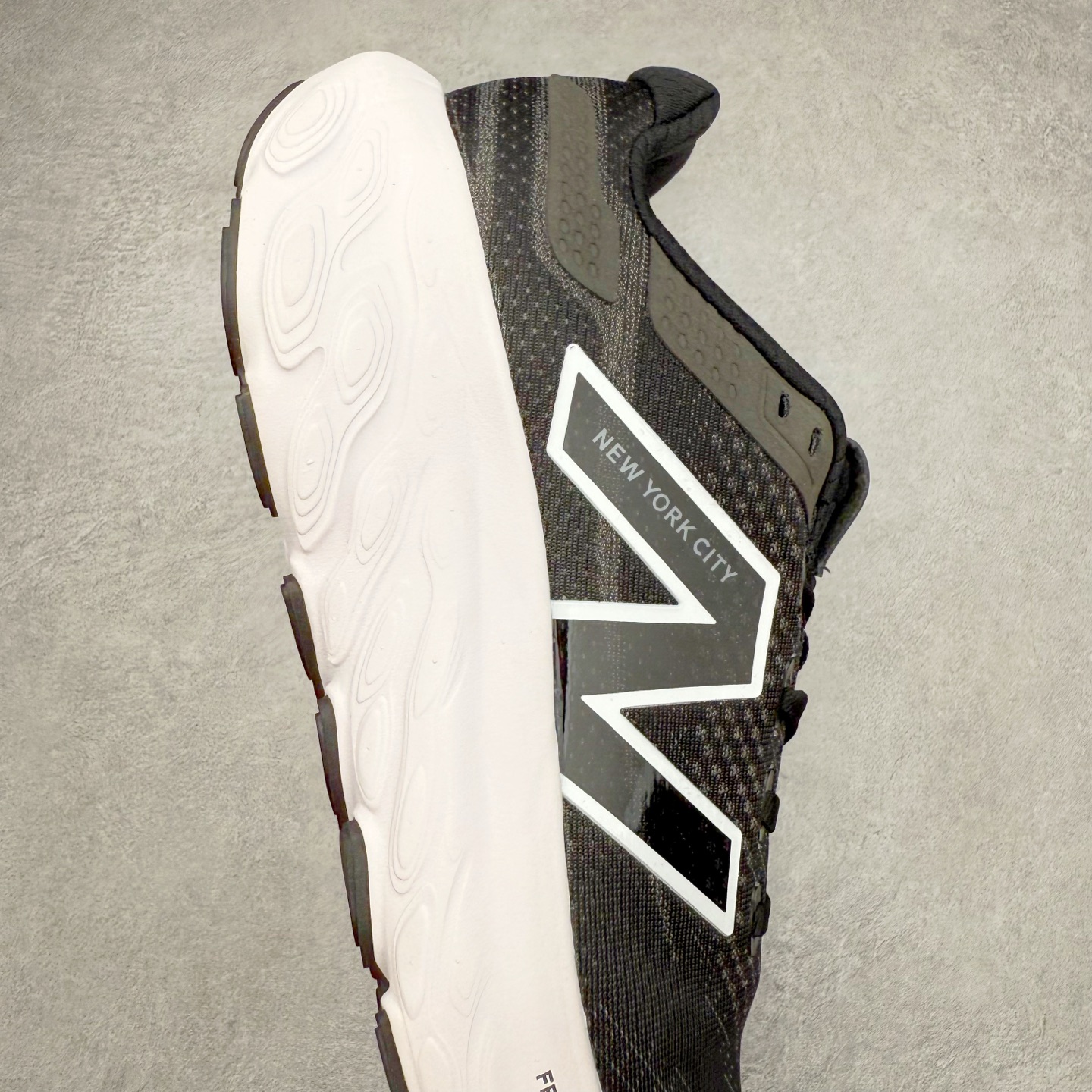 图片[6]-New Balance Fresh Foam X NB1080V13 新百伦系列低帮轻量化厚底健身休闲运动慢跑鞋 近赏｜无论是日常慢跑，还是City Walk，它都可轻松应对提起今年最流行的事情，想必在你所在的城市来一段City Walk，是很多潮男潮女都会做的吧。当时间来到十月，一年中最舒服的时光，无论是慢跑也好，还是City Walk，今天推荐的这双鞋，都可以轻松应对。那就是可以带给你久违的松弛感、治愈你柔软的需要的New Balance Fresh Foam X1080v13。作为New Balance经典跑鞋系列，1080系列可以说凝聚了品牌历来前沿科技与制造匠心。今年的v13版本可谓再度革新。在舒适体验、运动性能以及造型风格三个维度上做到了有机交融。舒适体验一直是1080跑鞋系列带给我们最大的直观感受，加上本就带有严肃跑鞋基因，在今年全新材料配方的Fresh FoamX中底泡棉上则有了不一样的缓震性能，重新定义“踩屎感”。可再生柔软针织鞋面使用可追溯的Repreve再生鞋面材料，柔软透气的鞋面提供绵密的贴合与包裹感，轻量分区橡胶大底分区外底橡胶采用新材料，改进纹路设计，增加前掌外底硬度，提升滚动反馈和传动效率。尺码：36 36.5 37 37.5 38 38.5 39.5 40 40.5 41.5 42 42.5 43 44 45-选品中心