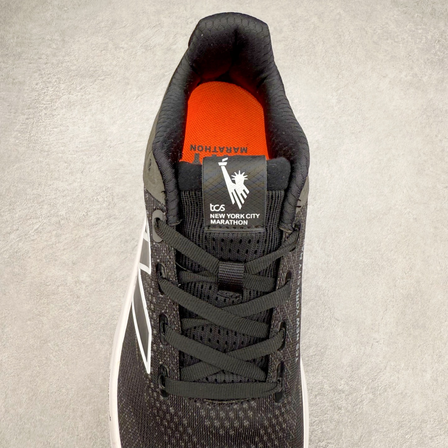 图片[5]-New Balance Fresh Foam X NB1080V13 新百伦系列低帮轻量化厚底健身休闲运动慢跑鞋 近赏｜无论是日常慢跑，还是City Walk，它都可轻松应对提起今年最流行的事情，想必在你所在的城市来一段City Walk，是很多潮男潮女都会做的吧。当时间来到十月，一年中最舒服的时光，无论是慢跑也好，还是City Walk，今天推荐的这双鞋，都可以轻松应对。那就是可以带给你久违的松弛感、治愈你柔软的需要的New Balance Fresh Foam X1080v13。作为New Balance经典跑鞋系列，1080系列可以说凝聚了品牌历来前沿科技与制造匠心。今年的v13版本可谓再度革新。在舒适体验、运动性能以及造型风格三个维度上做到了有机交融。舒适体验一直是1080跑鞋系列带给我们最大的直观感受，加上本就带有严肃跑鞋基因，在今年全新材料配方的Fresh FoamX中底泡棉上则有了不一样的缓震性能，重新定义“踩屎感”。可再生柔软针织鞋面使用可追溯的Repreve再生鞋面材料，柔软透气的鞋面提供绵密的贴合与包裹感，轻量分区橡胶大底分区外底橡胶采用新材料，改进纹路设计，增加前掌外底硬度，提升滚动反馈和传动效率。尺码：36 36.5 37 37.5 38 38.5 39.5 40 40.5 41.5 42 42.5 43 44 45-选品中心