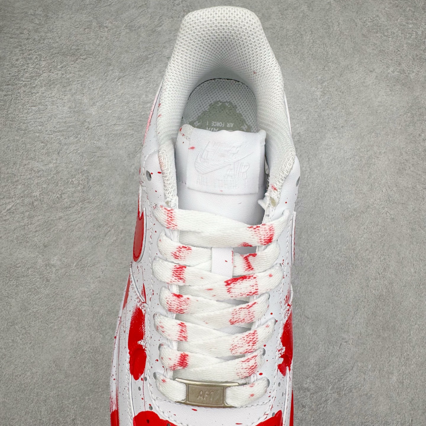 图片[5]-＃XT纯原 NK Air Force 1´07 Low 空军一号低帮百搭休闲运动板鞋 案发现场 喷绘泼墨 白红 CW2288-111 顶级批次 2022全新楦头鞋型 鱼鳞大底 历时开发三个月 清洁度完美 二维码鞋标 内置芯片及solo气垫 大底高度及其弧度依照正品 钢印 logo刺绣 鞋口弧度 鞋头长度 鞋面冲孔 鞋垫背胶及钢印 完美鞋型对比正品 每一处都是细节满满 柔软、弹性十足的缓震性能和出色的中底设计 横跨复古与现代的外型结合 造就出风靡全球 三十多年的Force 1 直到今天还深受青睐 实拍调校N版已经零色差零失真 百分百还原实物色彩所见即所得 不存在货不对板色差等低级问题 选购参考实物拍摄 不混卖不参货 只用心做好货严格选品 承诺混一赔十 尺码：36 36.5 37.5 38 38.5 39 40 40.5 41 42 42.5 43 44 44.5 45-选品中心