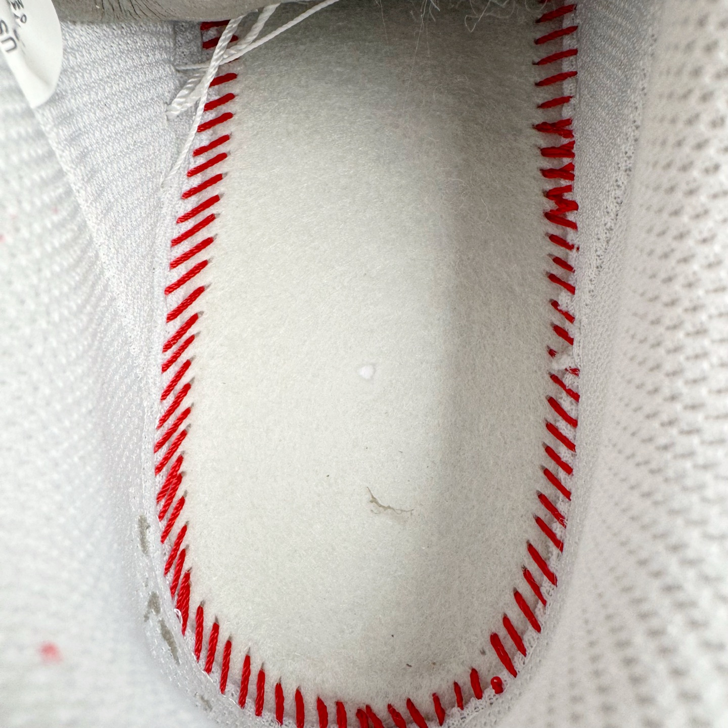 图片[10]-＃XT纯原 NK Air Force 1´07 Low 空军一号低帮百搭休闲运动板鞋 案发现场 喷绘泼墨 白红 CW2288-111 顶级批次 2022全新楦头鞋型 鱼鳞大底 历时开发三个月 清洁度完美 二维码鞋标 内置芯片及solo气垫 大底高度及其弧度依照正品 钢印 logo刺绣 鞋口弧度 鞋头长度 鞋面冲孔 鞋垫背胶及钢印 完美鞋型对比正品 每一处都是细节满满 柔软、弹性十足的缓震性能和出色的中底设计 横跨复古与现代的外型结合 造就出风靡全球 三十多年的Force 1 直到今天还深受青睐 实拍调校N版已经零色差零失真 百分百还原实物色彩所见即所得 不存在货不对板色差等低级问题 选购参考实物拍摄 不混卖不参货 只用心做好货严格选品 承诺混一赔十 尺码：36 36.5 37.5 38 38.5 39 40 40.5 41 42 42.5 43 44 44.5 45-选品中心