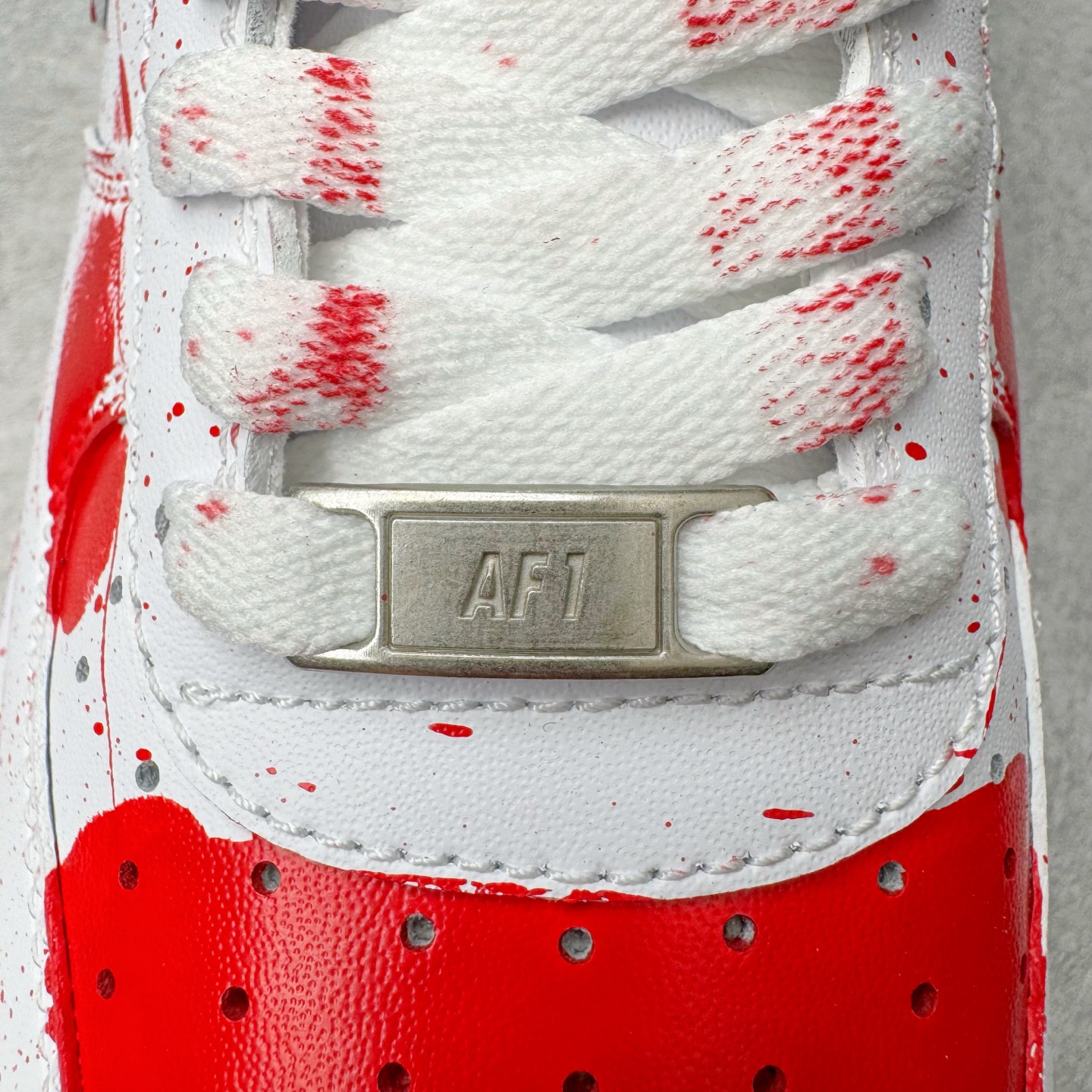 图片[13]-＃XT纯原 NK Air Force 1´07 Low 空军一号低帮百搭休闲运动板鞋 案发现场 喷绘泼墨 白红 CW2288-111 顶级批次 2022全新楦头鞋型 鱼鳞大底 历时开发三个月 清洁度完美 二维码鞋标 内置芯片及solo气垫 大底高度及其弧度依照正品 钢印 logo刺绣 鞋口弧度 鞋头长度 鞋面冲孔 鞋垫背胶及钢印 完美鞋型对比正品 每一处都是细节满满 柔软、弹性十足的缓震性能和出色的中底设计 横跨复古与现代的外型结合 造就出风靡全球 三十多年的Force 1 直到今天还深受青睐 实拍调校N版已经零色差零失真 百分百还原实物色彩所见即所得 不存在货不对板色差等低级问题 选购参考实物拍摄 不混卖不参货 只用心做好货严格选品 承诺混一赔十 尺码：36 36.5 37.5 38 38.5 39 40 40.5 41 42 42.5 43 44 44.5 45-选品中心