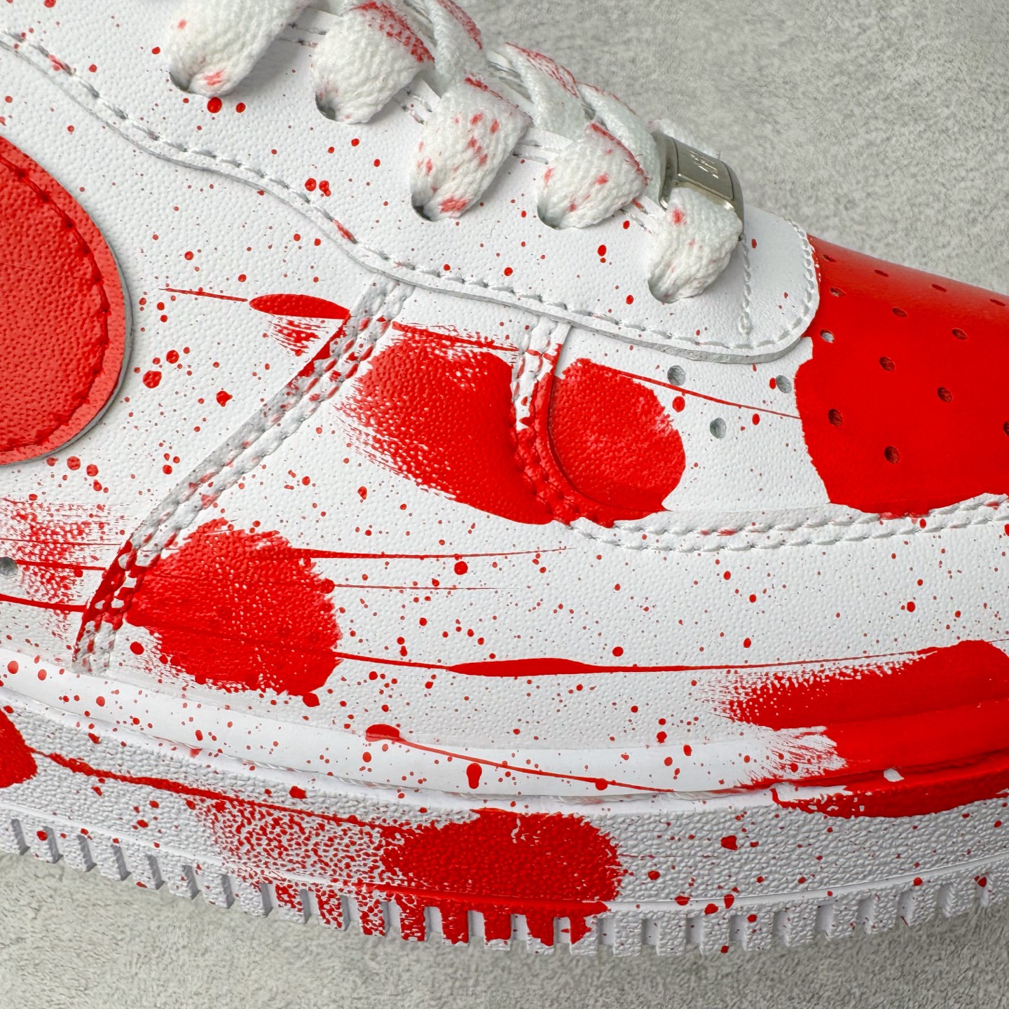 图片[19]-＃XT纯原 NK Air Force 1´07 Low 空军一号低帮百搭休闲运动板鞋 案发现场 喷绘泼墨 白红 CW2288-111 顶级批次 2022全新楦头鞋型 鱼鳞大底 历时开发三个月 清洁度完美 二维码鞋标 内置芯片及solo气垫 大底高度及其弧度依照正品 钢印 logo刺绣 鞋口弧度 鞋头长度 鞋面冲孔 鞋垫背胶及钢印 完美鞋型对比正品 每一处都是细节满满 柔软、弹性十足的缓震性能和出色的中底设计 横跨复古与现代的外型结合 造就出风靡全球 三十多年的Force 1 直到今天还深受青睐 实拍调校N版已经零色差零失真 百分百还原实物色彩所见即所得 不存在货不对板色差等低级问题 选购参考实物拍摄 不混卖不参货 只用心做好货严格选品 承诺混一赔十 尺码：36 36.5 37.5 38 38.5 39 40 40.5 41 42 42.5 43 44 44.5 45-选品中心