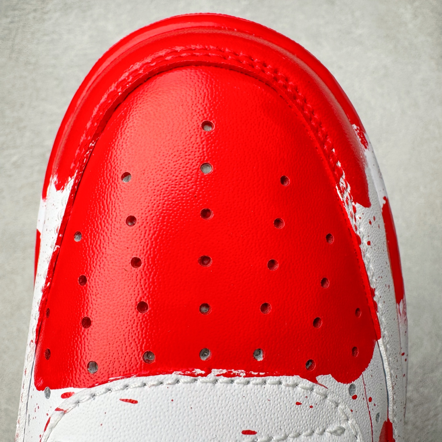 图片[15]-＃XT纯原 NK Air Force 1´07 Low 空军一号低帮百搭休闲运动板鞋 案发现场 喷绘泼墨 白红 CW2288-111 顶级批次 2022全新楦头鞋型 鱼鳞大底 历时开发三个月 清洁度完美 二维码鞋标 内置芯片及solo气垫 大底高度及其弧度依照正品 钢印 logo刺绣 鞋口弧度 鞋头长度 鞋面冲孔 鞋垫背胶及钢印 完美鞋型对比正品 每一处都是细节满满 柔软、弹性十足的缓震性能和出色的中底设计 横跨复古与现代的外型结合 造就出风靡全球 三十多年的Force 1 直到今天还深受青睐 实拍调校N版已经零色差零失真 百分百还原实物色彩所见即所得 不存在货不对板色差等低级问题 选购参考实物拍摄 不混卖不参货 只用心做好货严格选品 承诺混一赔十 尺码：36 36.5 37.5 38 38.5 39 40 40.5 41 42 42.5 43 44 44.5 45-选品中心