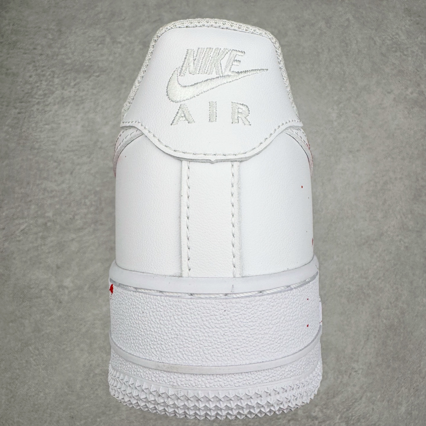 图片[21]-＃XT纯原 NK Air Force 1´07 Low 空军一号低帮百搭休闲运动板鞋 案发现场 喷绘泼墨 白红 CW2288-111 顶级批次 2022全新楦头鞋型 鱼鳞大底 历时开发三个月 清洁度完美 二维码鞋标 内置芯片及solo气垫 大底高度及其弧度依照正品 钢印 logo刺绣 鞋口弧度 鞋头长度 鞋面冲孔 鞋垫背胶及钢印 完美鞋型对比正品 每一处都是细节满满 柔软、弹性十足的缓震性能和出色的中底设计 横跨复古与现代的外型结合 造就出风靡全球 三十多年的Force 1 直到今天还深受青睐 实拍调校N版已经零色差零失真 百分百还原实物色彩所见即所得 不存在货不对板色差等低级问题 选购参考实物拍摄 不混卖不参货 只用心做好货严格选品 承诺混一赔十 尺码：36 36.5 37.5 38 38.5 39 40 40.5 41 42 42.5 43 44 44.5 45-选品中心