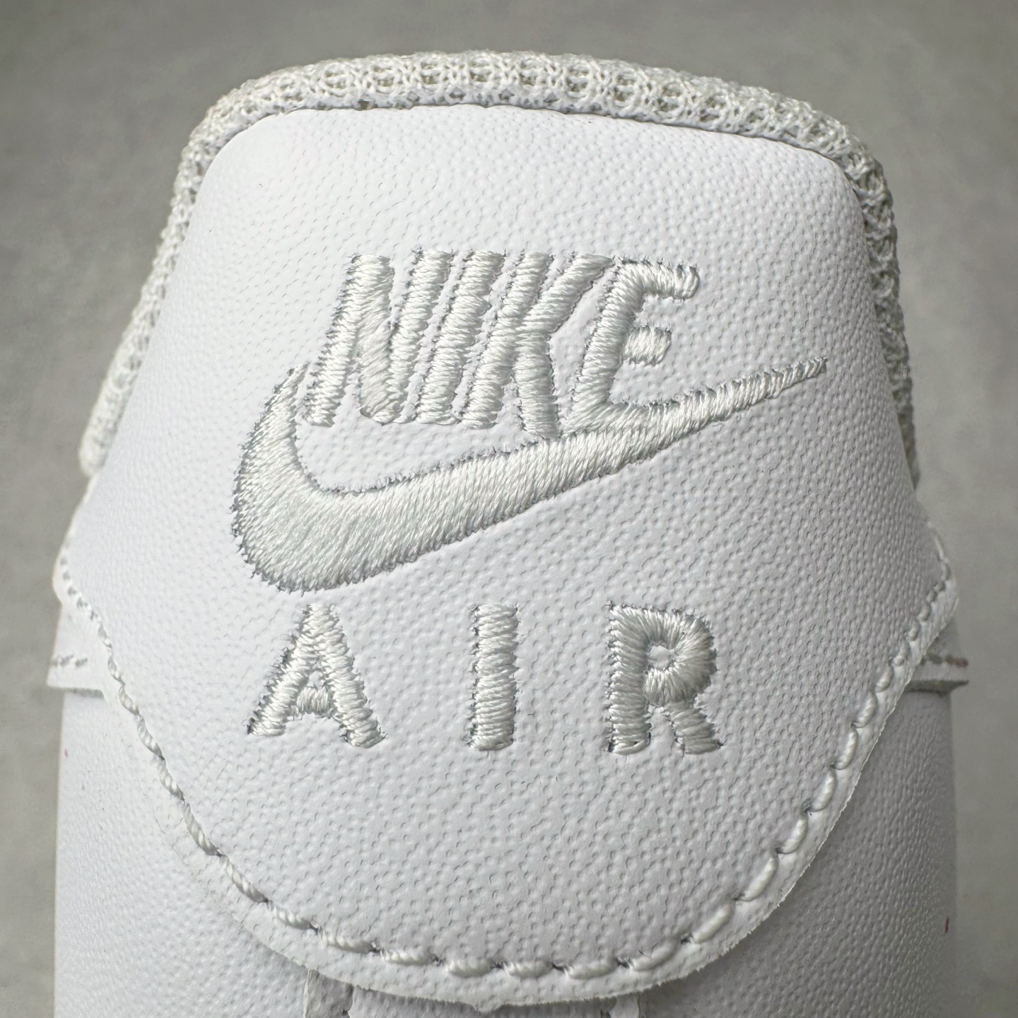 图片[16]-＃XT纯原 NK Air Force 1´07 Low 空军一号低帮百搭休闲运动板鞋 案发现场 喷绘泼墨 白红 CW2288-111 顶级批次 2022全新楦头鞋型 鱼鳞大底 历时开发三个月 清洁度完美 二维码鞋标 内置芯片及solo气垫 大底高度及其弧度依照正品 钢印 logo刺绣 鞋口弧度 鞋头长度 鞋面冲孔 鞋垫背胶及钢印 完美鞋型对比正品 每一处都是细节满满 柔软、弹性十足的缓震性能和出色的中底设计 横跨复古与现代的外型结合 造就出风靡全球 三十多年的Force 1 直到今天还深受青睐 实拍调校N版已经零色差零失真 百分百还原实物色彩所见即所得 不存在货不对板色差等低级问题 选购参考实物拍摄 不混卖不参货 只用心做好货严格选品 承诺混一赔十 尺码：36 36.5 37.5 38 38.5 39 40 40.5 41 42 42.5 43 44 44.5 45-选品中心