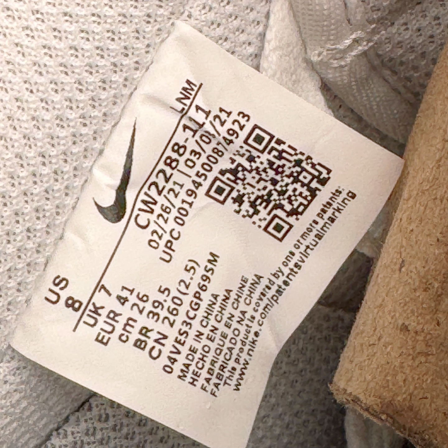 图片[11]-＃XT纯原 NK Air Force 1´07 Low 空军一号低帮百搭休闲运动板鞋 案发现场 喷绘泼墨 白红 CW2288-111 顶级批次 2022全新楦头鞋型 鱼鳞大底 历时开发三个月 清洁度完美 二维码鞋标 内置芯片及solo气垫 大底高度及其弧度依照正品 钢印 logo刺绣 鞋口弧度 鞋头长度 鞋面冲孔 鞋垫背胶及钢印 完美鞋型对比正品 每一处都是细节满满 柔软、弹性十足的缓震性能和出色的中底设计 横跨复古与现代的外型结合 造就出风靡全球 三十多年的Force 1 直到今天还深受青睐 实拍调校N版已经零色差零失真 百分百还原实物色彩所见即所得 不存在货不对板色差等低级问题 选购参考实物拍摄 不混卖不参货 只用心做好货严格选品 承诺混一赔十 尺码：36 36.5 37.5 38 38.5 39 40 40.5 41 42 42.5 43 44 44.5 45-选品中心