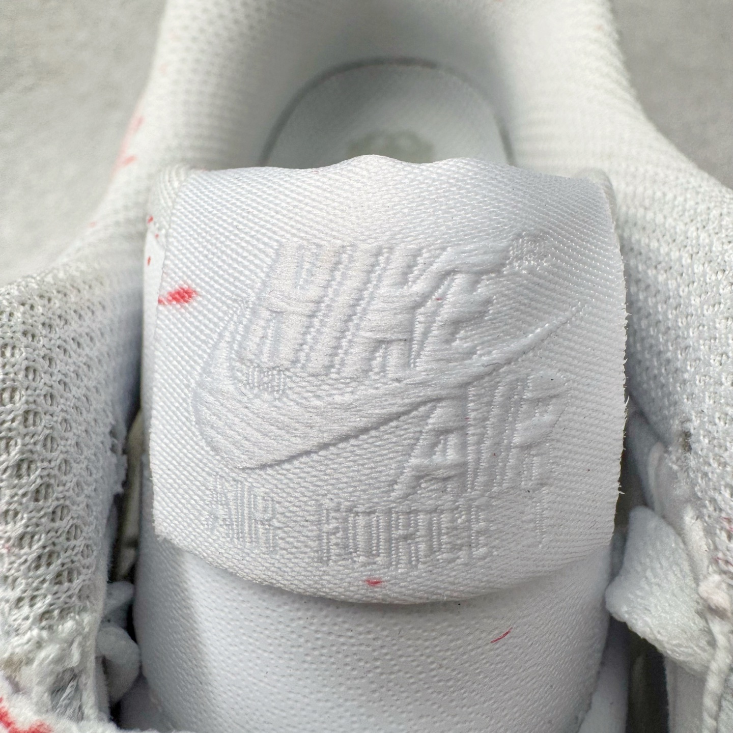 图片[12]-＃XT纯原 NK Air Force 1´07 Low 空军一号低帮百搭休闲运动板鞋 案发现场 喷绘泼墨 白红 CW2288-111 顶级批次 2022全新楦头鞋型 鱼鳞大底 历时开发三个月 清洁度完美 二维码鞋标 内置芯片及solo气垫 大底高度及其弧度依照正品 钢印 logo刺绣 鞋口弧度 鞋头长度 鞋面冲孔 鞋垫背胶及钢印 完美鞋型对比正品 每一处都是细节满满 柔软、弹性十足的缓震性能和出色的中底设计 横跨复古与现代的外型结合 造就出风靡全球 三十多年的Force 1 直到今天还深受青睐 实拍调校N版已经零色差零失真 百分百还原实物色彩所见即所得 不存在货不对板色差等低级问题 选购参考实物拍摄 不混卖不参货 只用心做好货严格选品 承诺混一赔十 尺码：36 36.5 37.5 38 38.5 39 40 40.5 41 42 42.5 43 44 44.5 45-选品中心