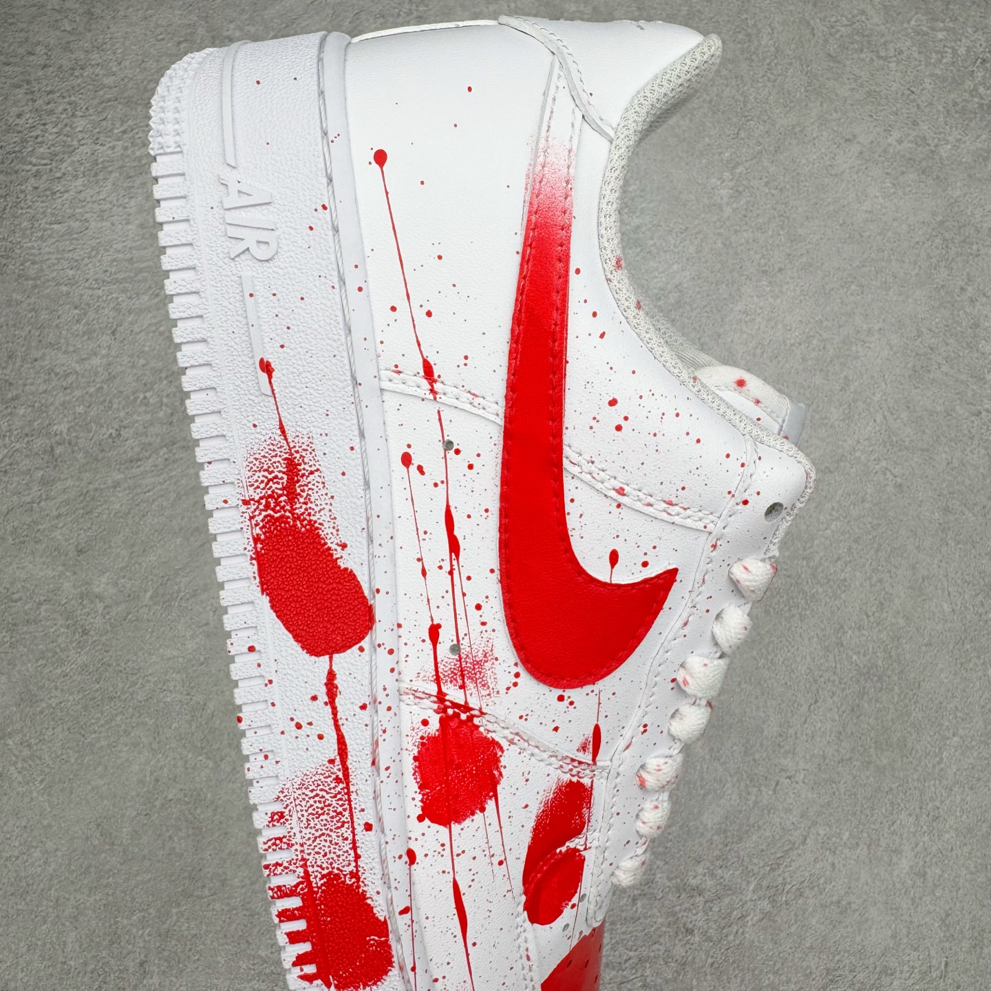 图片[6]-＃XT纯原 NK Air Force 1´07 Low 空军一号低帮百搭休闲运动板鞋 案发现场 喷绘泼墨 白红 CW2288-111 顶级批次 2022全新楦头鞋型 鱼鳞大底 历时开发三个月 清洁度完美 二维码鞋标 内置芯片及solo气垫 大底高度及其弧度依照正品 钢印 logo刺绣 鞋口弧度 鞋头长度 鞋面冲孔 鞋垫背胶及钢印 完美鞋型对比正品 每一处都是细节满满 柔软、弹性十足的缓震性能和出色的中底设计 横跨复古与现代的外型结合 造就出风靡全球 三十多年的Force 1 直到今天还深受青睐 实拍调校N版已经零色差零失真 百分百还原实物色彩所见即所得 不存在货不对板色差等低级问题 选购参考实物拍摄 不混卖不参货 只用心做好货严格选品 承诺混一赔十 尺码：36 36.5 37.5 38 38.5 39 40 40.5 41 42 42.5 43 44 44.5 45-选品中心