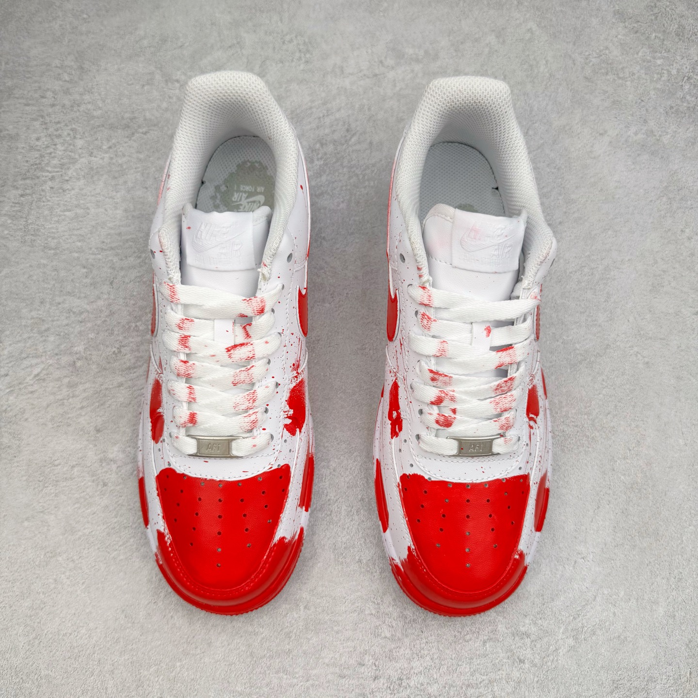 图片[2]-＃XT纯原 NK Air Force 1´07 Low 空军一号低帮百搭休闲运动板鞋 案发现场 喷绘泼墨 白红 CW2288-111 顶级批次 2022全新楦头鞋型 鱼鳞大底 历时开发三个月 清洁度完美 二维码鞋标 内置芯片及solo气垫 大底高度及其弧度依照正品 钢印 logo刺绣 鞋口弧度 鞋头长度 鞋面冲孔 鞋垫背胶及钢印 完美鞋型对比正品 每一处都是细节满满 柔软、弹性十足的缓震性能和出色的中底设计 横跨复古与现代的外型结合 造就出风靡全球 三十多年的Force 1 直到今天还深受青睐 实拍调校N版已经零色差零失真 百分百还原实物色彩所见即所得 不存在货不对板色差等低级问题 选购参考实物拍摄 不混卖不参货 只用心做好货严格选品 承诺混一赔十 尺码：36 36.5 37.5 38 38.5 39 40 40.5 41 42 42.5 43 44 44.5 45-选品中心