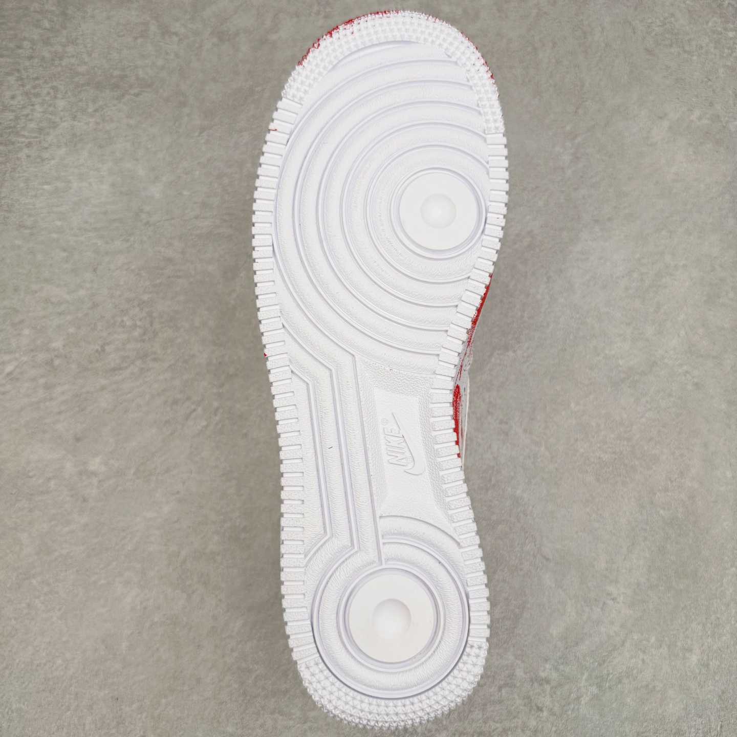 图片[9]-＃XT纯原 NK Air Force 1´07 Low 空军一号低帮百搭休闲运动板鞋 案发现场 喷绘泼墨 白红 CW2288-111 顶级批次 2022全新楦头鞋型 鱼鳞大底 历时开发三个月 清洁度完美 二维码鞋标 内置芯片及solo气垫 大底高度及其弧度依照正品 钢印 logo刺绣 鞋口弧度 鞋头长度 鞋面冲孔 鞋垫背胶及钢印 完美鞋型对比正品 每一处都是细节满满 柔软、弹性十足的缓震性能和出色的中底设计 横跨复古与现代的外型结合 造就出风靡全球 三十多年的Force 1 直到今天还深受青睐 实拍调校N版已经零色差零失真 百分百还原实物色彩所见即所得 不存在货不对板色差等低级问题 选购参考实物拍摄 不混卖不参货 只用心做好货严格选品 承诺混一赔十 尺码：36 36.5 37.5 38 38.5 39 40 40.5 41 42 42.5 43 44 44.5 45-选品中心