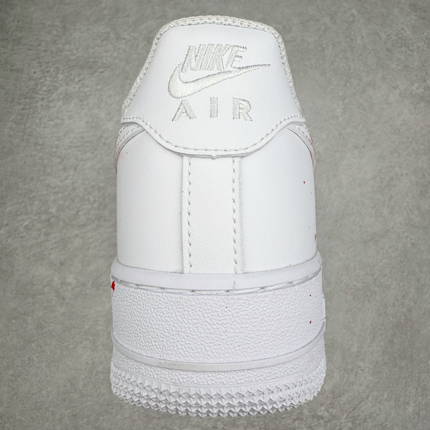 图片[8]-＃XT纯原 NK Air Force 1´07 Low 空军一号低帮百搭休闲运动板鞋 案发现场 喷绘泼墨 白红 CW2288-111 顶级批次 2022全新楦头鞋型 鱼鳞大底 历时开发三个月 清洁度完美 二维码鞋标 内置芯片及solo气垫 大底高度及其弧度依照正品 钢印 logo刺绣 鞋口弧度 鞋头长度 鞋面冲孔 鞋垫背胶及钢印 完美鞋型对比正品 每一处都是细节满满 柔软、弹性十足的缓震性能和出色的中底设计 横跨复古与现代的外型结合 造就出风靡全球 三十多年的Force 1 直到今天还深受青睐 实拍调校N版已经零色差零失真 百分百还原实物色彩所见即所得 不存在货不对板色差等低级问题 选购参考实物拍摄 不混卖不参货 只用心做好货严格选品 承诺混一赔十 尺码：36 36.5 37.5 38 38.5 39 40 40.5 41 42 42.5 43 44 44.5 45-选品中心