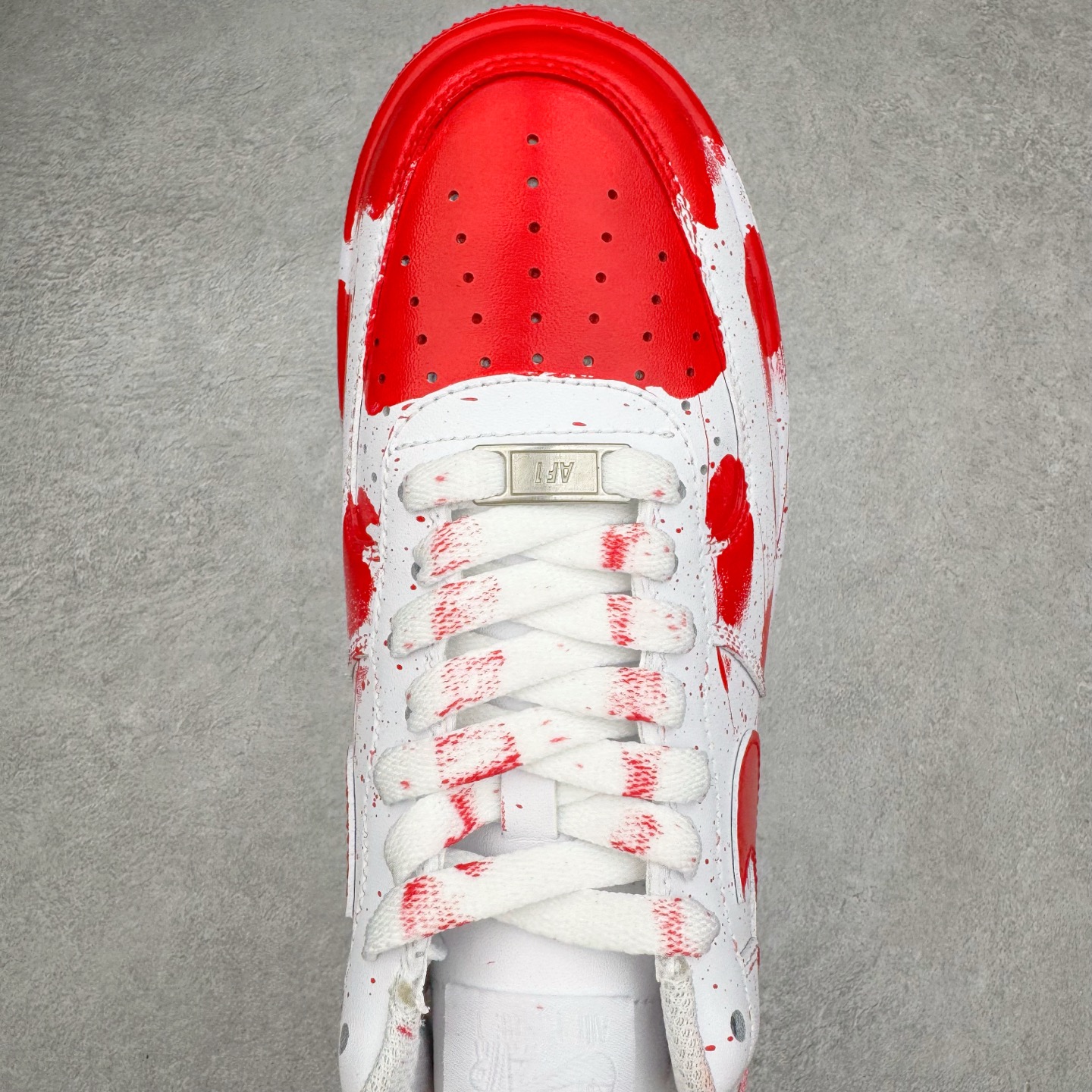 图片[4]-＃XT纯原 NK Air Force 1´07 Low 空军一号低帮百搭休闲运动板鞋 案发现场 喷绘泼墨 白红 CW2288-111 顶级批次 2022全新楦头鞋型 鱼鳞大底 历时开发三个月 清洁度完美 二维码鞋标 内置芯片及solo气垫 大底高度及其弧度依照正品 钢印 logo刺绣 鞋口弧度 鞋头长度 鞋面冲孔 鞋垫背胶及钢印 完美鞋型对比正品 每一处都是细节满满 柔软、弹性十足的缓震性能和出色的中底设计 横跨复古与现代的外型结合 造就出风靡全球 三十多年的Force 1 直到今天还深受青睐 实拍调校N版已经零色差零失真 百分百还原实物色彩所见即所得 不存在货不对板色差等低级问题 选购参考实物拍摄 不混卖不参货 只用心做好货严格选品 承诺混一赔十 尺码：36 36.5 37.5 38 38.5 39 40 40.5 41 42 42.5 43 44 44.5 45-选品中心