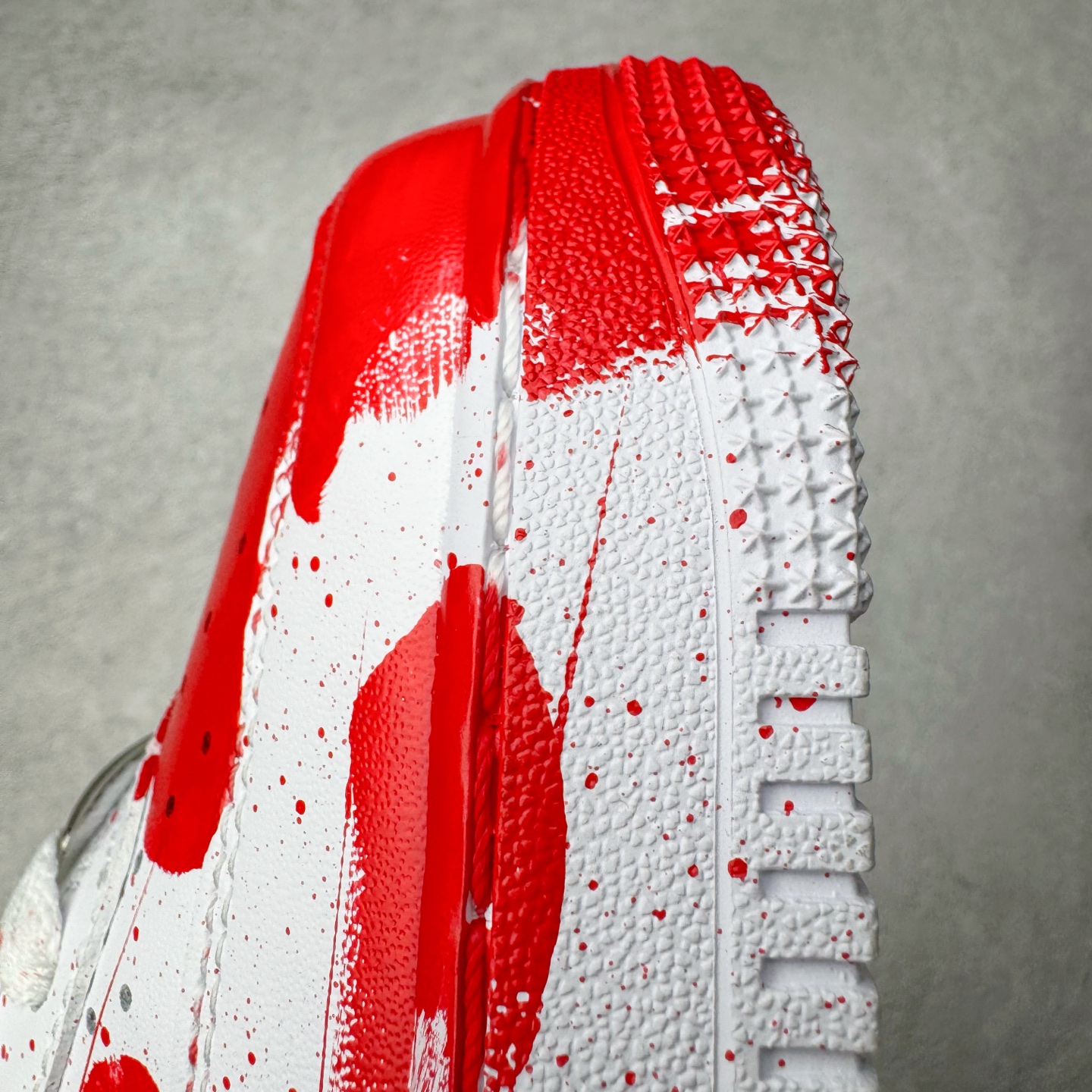 图片[14]-＃XT纯原 NK Air Force 1´07 Low 空军一号低帮百搭休闲运动板鞋 案发现场 喷绘泼墨 白红 CW2288-111 顶级批次 2022全新楦头鞋型 鱼鳞大底 历时开发三个月 清洁度完美 二维码鞋标 内置芯片及solo气垫 大底高度及其弧度依照正品 钢印 logo刺绣 鞋口弧度 鞋头长度 鞋面冲孔 鞋垫背胶及钢印 完美鞋型对比正品 每一处都是细节满满 柔软、弹性十足的缓震性能和出色的中底设计 横跨复古与现代的外型结合 造就出风靡全球 三十多年的Force 1 直到今天还深受青睐 实拍调校N版已经零色差零失真 百分百还原实物色彩所见即所得 不存在货不对板色差等低级问题 选购参考实物拍摄 不混卖不参货 只用心做好货严格选品 承诺混一赔十 尺码：36 36.5 37.5 38 38.5 39 40 40.5 41 42 42.5 43 44 44.5 45-选品中心