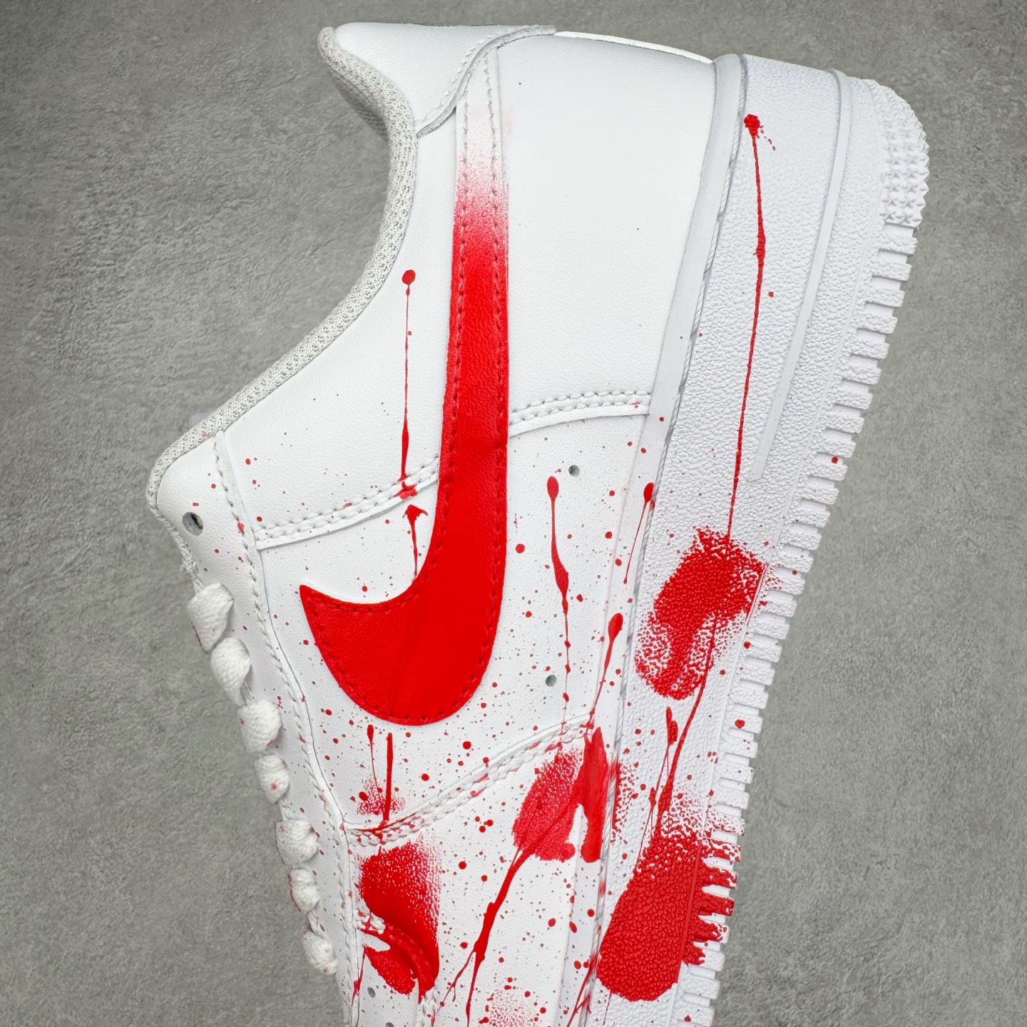 图片[7]-＃XT纯原 NK Air Force 1´07 Low 空军一号低帮百搭休闲运动板鞋 案发现场 喷绘泼墨 白红 CW2288-111 顶级批次 2022全新楦头鞋型 鱼鳞大底 历时开发三个月 清洁度完美 二维码鞋标 内置芯片及solo气垫 大底高度及其弧度依照正品 钢印 logo刺绣 鞋口弧度 鞋头长度 鞋面冲孔 鞋垫背胶及钢印 完美鞋型对比正品 每一处都是细节满满 柔软、弹性十足的缓震性能和出色的中底设计 横跨复古与现代的外型结合 造就出风靡全球 三十多年的Force 1 直到今天还深受青睐 实拍调校N版已经零色差零失真 百分百还原实物色彩所见即所得 不存在货不对板色差等低级问题 选购参考实物拍摄 不混卖不参货 只用心做好货严格选品 承诺混一赔十 尺码：36 36.5 37.5 38 38.5 39 40 40.5 41 42 42.5 43 44 44.5 45-选品中心