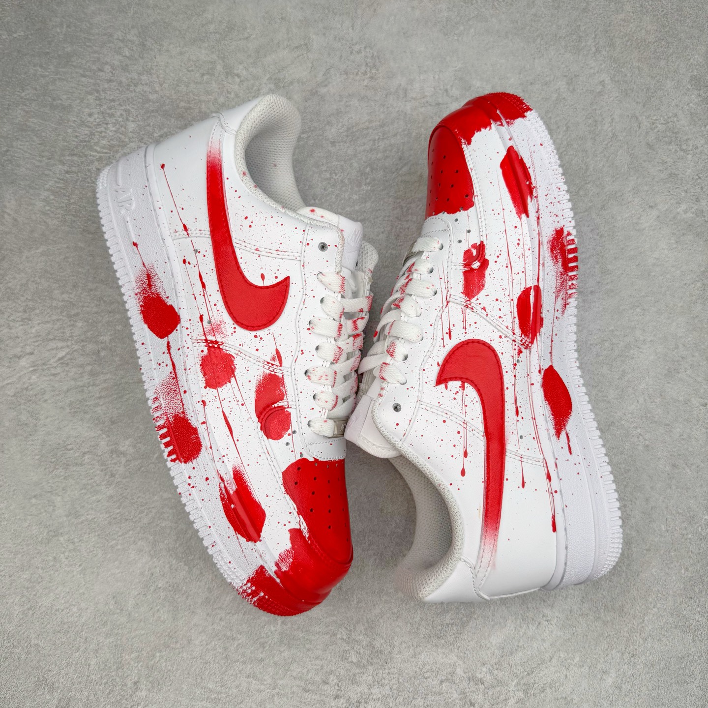 图片[3]-＃XT纯原 NK Air Force 1´07 Low 空军一号低帮百搭休闲运动板鞋 案发现场 喷绘泼墨 白红 CW2288-111 顶级批次 2022全新楦头鞋型 鱼鳞大底 历时开发三个月 清洁度完美 二维码鞋标 内置芯片及solo气垫 大底高度及其弧度依照正品 钢印 logo刺绣 鞋口弧度 鞋头长度 鞋面冲孔 鞋垫背胶及钢印 完美鞋型对比正品 每一处都是细节满满 柔软、弹性十足的缓震性能和出色的中底设计 横跨复古与现代的外型结合 造就出风靡全球 三十多年的Force 1 直到今天还深受青睐 实拍调校N版已经零色差零失真 百分百还原实物色彩所见即所得 不存在货不对板色差等低级问题 选购参考实物拍摄 不混卖不参货 只用心做好货严格选品 承诺混一赔十 尺码：36 36.5 37.5 38 38.5 39 40 40.5 41 42 42.5 43 44 44.5 45-选品中心