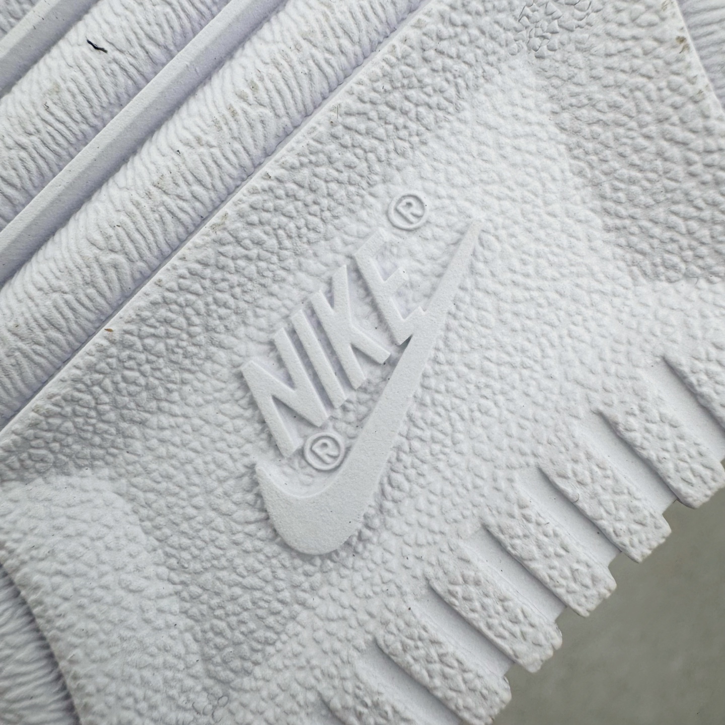 图片[20]-＃XT纯原 NK Air Force 1´07 Low 空军一号低帮百搭休闲运动板鞋 案发现场 喷绘泼墨 白红 CW2288-111 顶级批次 2022全新楦头鞋型 鱼鳞大底 历时开发三个月 清洁度完美 二维码鞋标 内置芯片及solo气垫 大底高度及其弧度依照正品 钢印 logo刺绣 鞋口弧度 鞋头长度 鞋面冲孔 鞋垫背胶及钢印 完美鞋型对比正品 每一处都是细节满满 柔软、弹性十足的缓震性能和出色的中底设计 横跨复古与现代的外型结合 造就出风靡全球 三十多年的Force 1 直到今天还深受青睐 实拍调校N版已经零色差零失真 百分百还原实物色彩所见即所得 不存在货不对板色差等低级问题 选购参考实物拍摄 不混卖不参货 只用心做好货严格选品 承诺混一赔十 尺码：36 36.5 37.5 38 38.5 39 40 40.5 41 42 42.5 43 44 44.5 45-选品中心