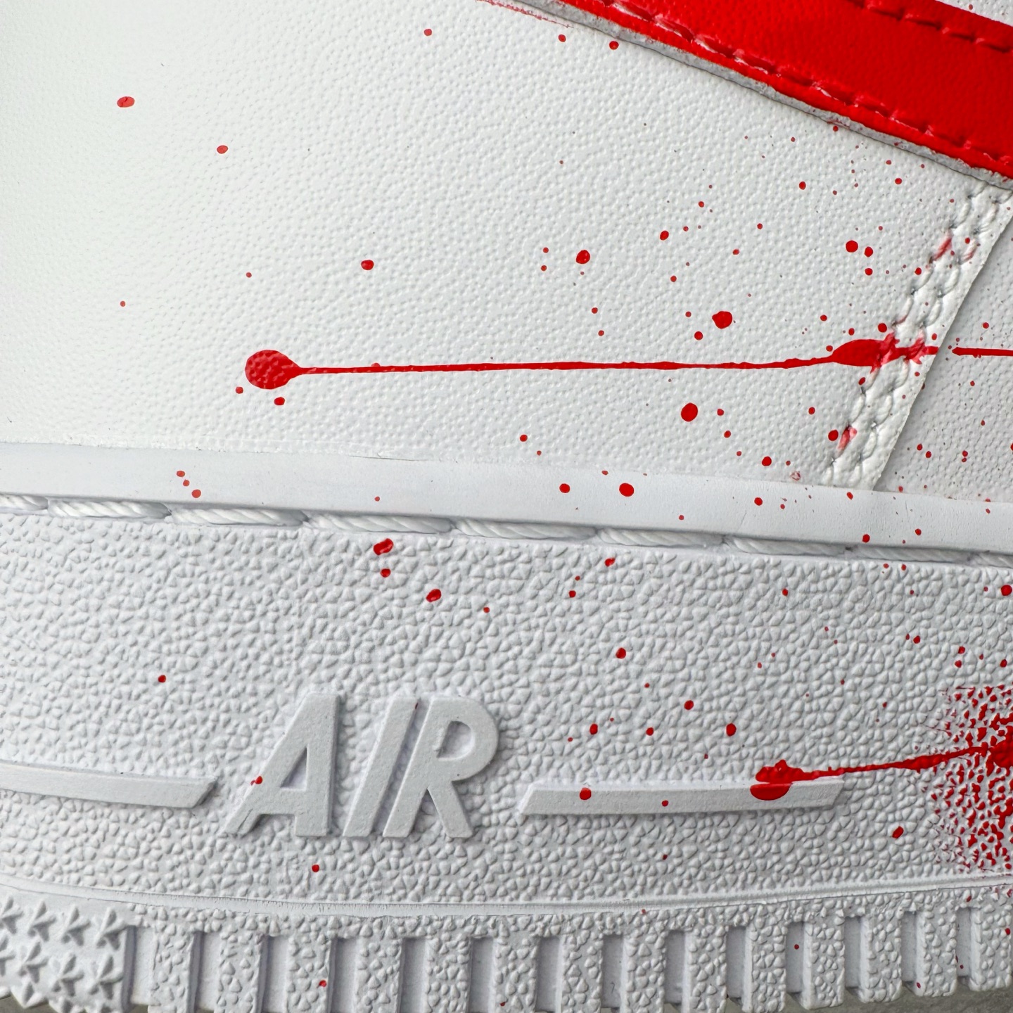 图片[17]-＃XT纯原 NK Air Force 1´07 Low 空军一号低帮百搭休闲运动板鞋 案发现场 喷绘泼墨 白红 CW2288-111 顶级批次 2022全新楦头鞋型 鱼鳞大底 历时开发三个月 清洁度完美 二维码鞋标 内置芯片及solo气垫 大底高度及其弧度依照正品 钢印 logo刺绣 鞋口弧度 鞋头长度 鞋面冲孔 鞋垫背胶及钢印 完美鞋型对比正品 每一处都是细节满满 柔软、弹性十足的缓震性能和出色的中底设计 横跨复古与现代的外型结合 造就出风靡全球 三十多年的Force 1 直到今天还深受青睐 实拍调校N版已经零色差零失真 百分百还原实物色彩所见即所得 不存在货不对板色差等低级问题 选购参考实物拍摄 不混卖不参货 只用心做好货严格选品 承诺混一赔十 尺码：36 36.5 37.5 38 38.5 39 40 40.5 41 42 42.5 43 44 44.5 45-选品中心