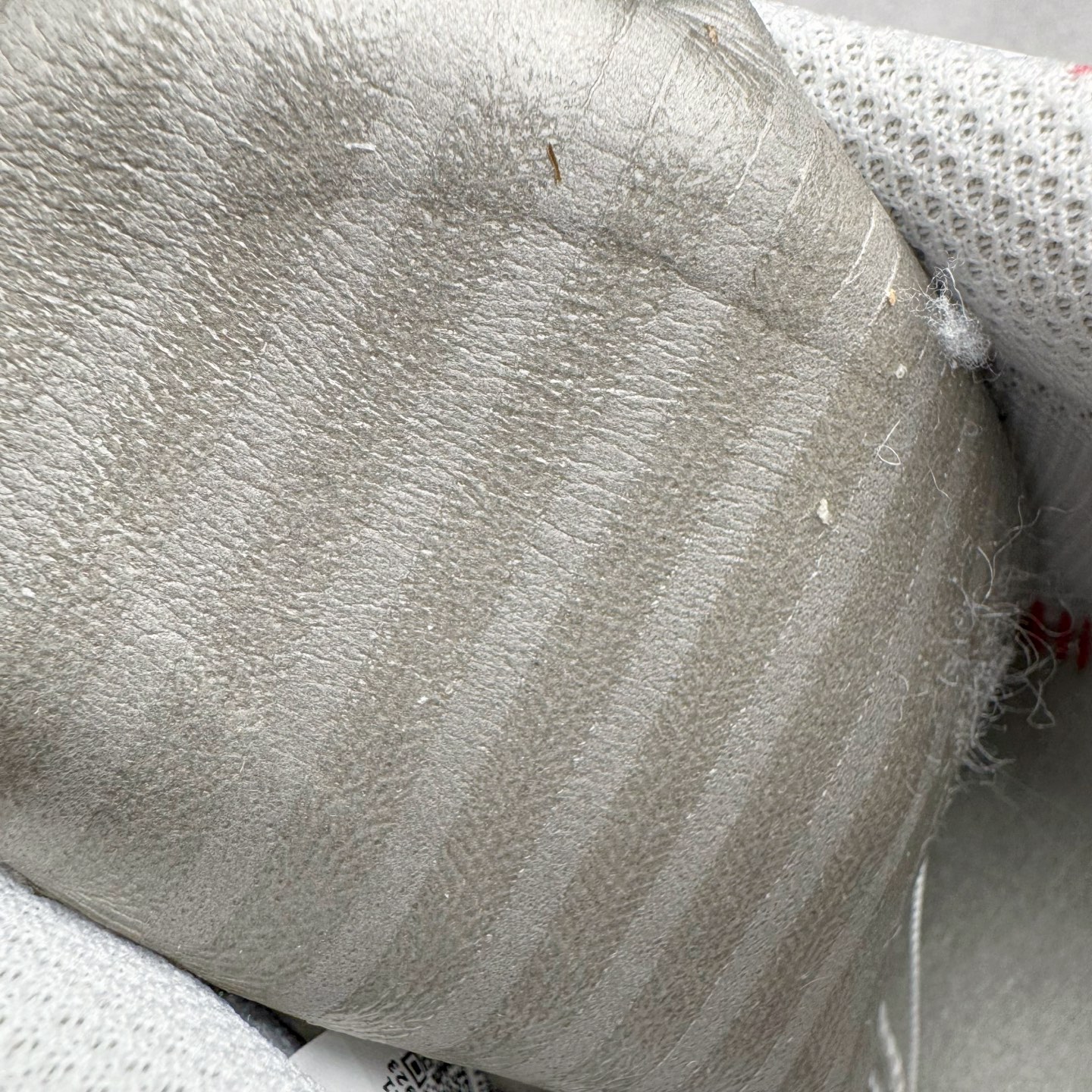 图片[22]-＃XT纯原 NK Air Force 1´07 Low 空军一号低帮百搭休闲运动板鞋 案发现场 喷绘泼墨 白红 CW2288-111 顶级批次 2022全新楦头鞋型 鱼鳞大底 历时开发三个月 清洁度完美 二维码鞋标 内置芯片及solo气垫 大底高度及其弧度依照正品 钢印 logo刺绣 鞋口弧度 鞋头长度 鞋面冲孔 鞋垫背胶及钢印 完美鞋型对比正品 每一处都是细节满满 柔软、弹性十足的缓震性能和出色的中底设计 横跨复古与现代的外型结合 造就出风靡全球 三十多年的Force 1 直到今天还深受青睐 实拍调校N版已经零色差零失真 百分百还原实物色彩所见即所得 不存在货不对板色差等低级问题 选购参考实物拍摄 不混卖不参货 只用心做好货严格选品 承诺混一赔十 尺码：36 36.5 37.5 38 38.5 39 40 40.5 41 42 42.5 43 44 44.5 45-选品中心