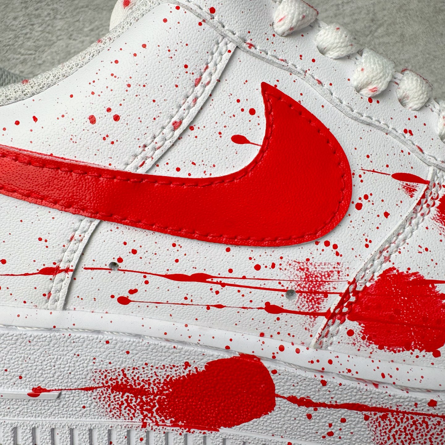 图片[18]-＃XT纯原 NK Air Force 1´07 Low 空军一号低帮百搭休闲运动板鞋 案发现场 喷绘泼墨 白红 CW2288-111 顶级批次 2022全新楦头鞋型 鱼鳞大底 历时开发三个月 清洁度完美 二维码鞋标 内置芯片及solo气垫 大底高度及其弧度依照正品 钢印 logo刺绣 鞋口弧度 鞋头长度 鞋面冲孔 鞋垫背胶及钢印 完美鞋型对比正品 每一处都是细节满满 柔软、弹性十足的缓震性能和出色的中底设计 横跨复古与现代的外型结合 造就出风靡全球 三十多年的Force 1 直到今天还深受青睐 实拍调校N版已经零色差零失真 百分百还原实物色彩所见即所得 不存在货不对板色差等低级问题 选购参考实物拍摄 不混卖不参货 只用心做好货严格选品 承诺混一赔十 尺码：36 36.5 37.5 38 38.5 39 40 40.5 41 42 42.5 43 44 44.5 45-选品中心