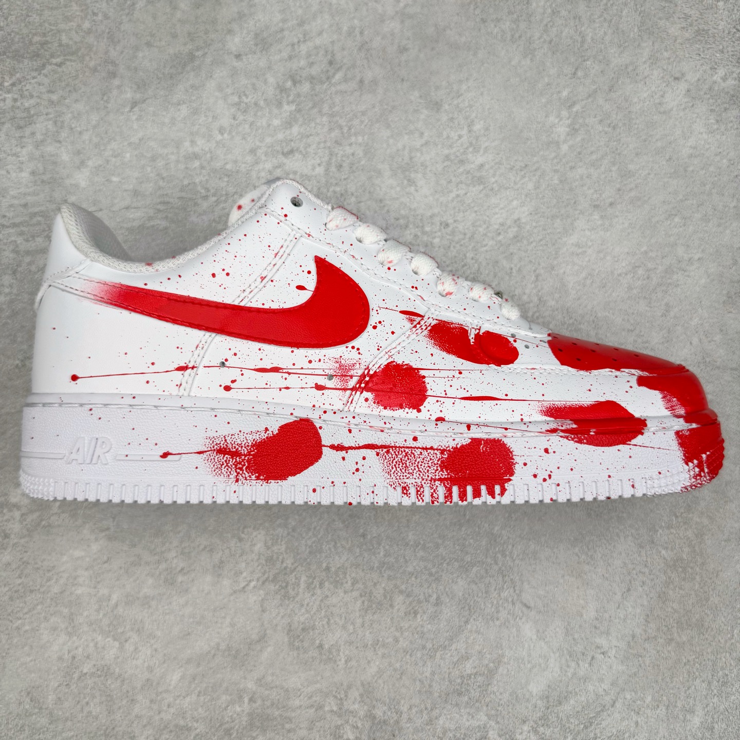 ＃XT纯原 NK Air Force 1´07 Low 空军一号低帮百搭休闲运动板鞋 案发现场 喷绘泼墨 白红 CW2288-111 顶级批次 2022全新楦头鞋型 鱼鳞大底 历时开发三个月 清洁度完美 二维码鞋标 内置芯片及solo气垫 大底高度及其弧度依照正品 钢印 logo刺绣 鞋口弧度 鞋头长度 鞋面冲孔 鞋垫背胶及钢印 完美鞋型对比正品 每一处都是细节满满 柔软、弹性十足的缓震性能和出色的中底设计 横跨复古与现代的外型结合 造就出风靡全球 三十多年的Force 1 直到今天还深受青睐 实拍调校N版已经零色差零失真 百分百还原实物色彩所见即所得 不存在货不对板色差等低级问题 选购参考实物拍摄 不混卖不参货 只用心做好货严格选品 承诺混一赔十 尺码：36 36.5 37.5 38 38.5 39 40 40.5 41 42 42.5 43 44 44.5 45-选品中心