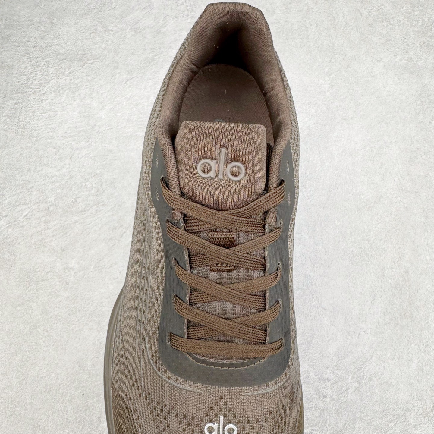 图片[5]-Alo yoga Alo Runner 舒适百搭防滑耐磨低帮跑步鞋 Alo Yoga于2007年创立于洛杉矶，意在传播有意识的运动，同时激发人们的健康意识与创造力。品牌的核心理念在于制作能够带来完美体验的瑜伽服饰与功能性单品，让有意识的运动触入并改变生活。Alo Yoga将其设计延伸到日常服饰概念，坚持不懈地捕捉当代时尚潮流，将品牌的运动美学理念、精致前卫的设计与舒适功能面料完美结合。与此同时，Alo Yoga的设计受到了时尚界人士与名人们的追捧，Talor Swift、Kendall Jenner等街拍照片中都曾出现品牌不同单品的身影。尺码：36 36.5 37.5 38 38.5 39 40 40.5 41 42 42.5 43 44 44.5 45-选品中心