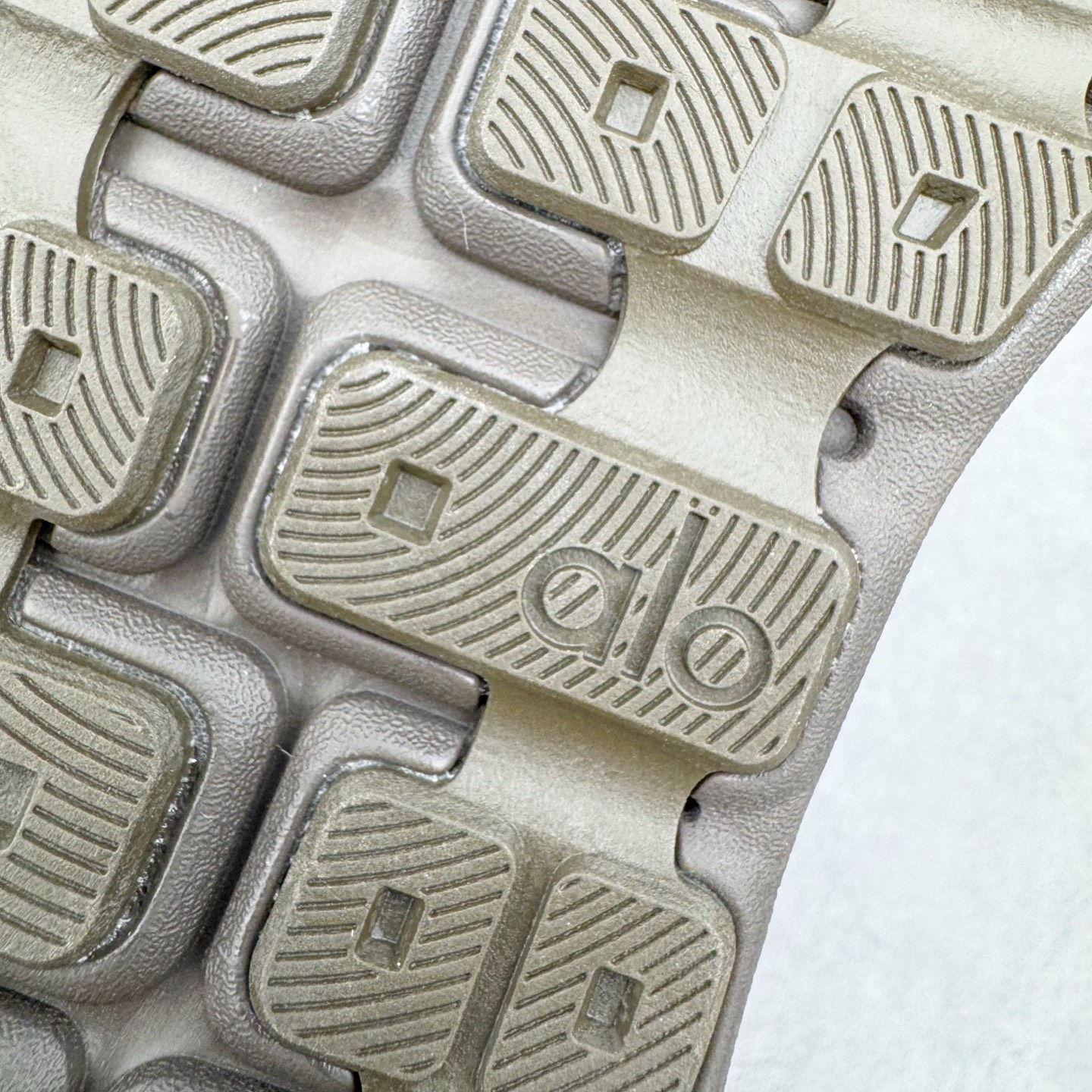 图片[18]-Alo yoga Alo Runner 舒适百搭防滑耐磨低帮跑步鞋 Alo Yoga于2007年创立于洛杉矶，意在传播有意识的运动，同时激发人们的健康意识与创造力。品牌的核心理念在于制作能够带来完美体验的瑜伽服饰与功能性单品，让有意识的运动触入并改变生活。Alo Yoga将其设计延伸到日常服饰概念，坚持不懈地捕捉当代时尚潮流，将品牌的运动美学理念、精致前卫的设计与舒适功能面料完美结合。与此同时，Alo Yoga的设计受到了时尚界人士与名人们的追捧，Talor Swift、Kendall Jenner等街拍照片中都曾出现品牌不同单品的身影。尺码：36 36.5 37.5 38 38.5 39 40 40.5 41 42 42.5 43 44 44.5 45-选品中心