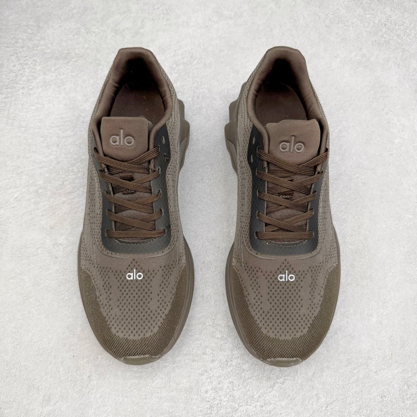 图片[2]-Alo yoga Alo Runner 舒适百搭防滑耐磨低帮跑步鞋 Alo Yoga于2007年创立于洛杉矶，意在传播有意识的运动，同时激发人们的健康意识与创造力。品牌的核心理念在于制作能够带来完美体验的瑜伽服饰与功能性单品，让有意识的运动触入并改变生活。Alo Yoga将其设计延伸到日常服饰概念，坚持不懈地捕捉当代时尚潮流，将品牌的运动美学理念、精致前卫的设计与舒适功能面料完美结合。与此同时，Alo Yoga的设计受到了时尚界人士与名人们的追捧，Talor Swift、Kendall Jenner等街拍照片中都曾出现品牌不同单品的身影。尺码：36 36.5 37.5 38 38.5 39 40 40.5 41 42 42.5 43 44 44.5 45-选品中心