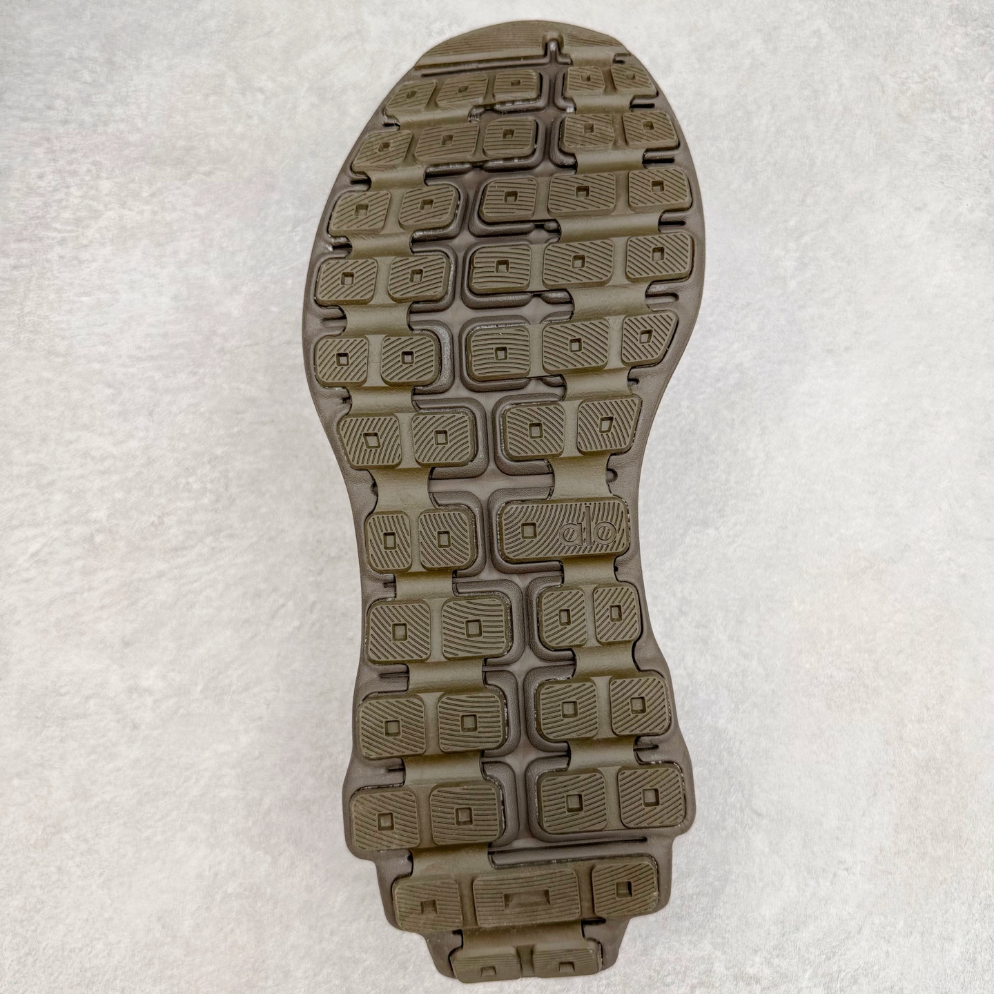 图片[9]-Alo yoga Alo Runner 舒适百搭防滑耐磨低帮跑步鞋 Alo Yoga于2007年创立于洛杉矶，意在传播有意识的运动，同时激发人们的健康意识与创造力。品牌的核心理念在于制作能够带来完美体验的瑜伽服饰与功能性单品，让有意识的运动触入并改变生活。Alo Yoga将其设计延伸到日常服饰概念，坚持不懈地捕捉当代时尚潮流，将品牌的运动美学理念、精致前卫的设计与舒适功能面料完美结合。与此同时，Alo Yoga的设计受到了时尚界人士与名人们的追捧，Talor Swift、Kendall Jenner等街拍照片中都曾出现品牌不同单品的身影。尺码：36 36.5 37.5 38 38.5 39 40 40.5 41 42 42.5 43 44 44.5 45-选品中心