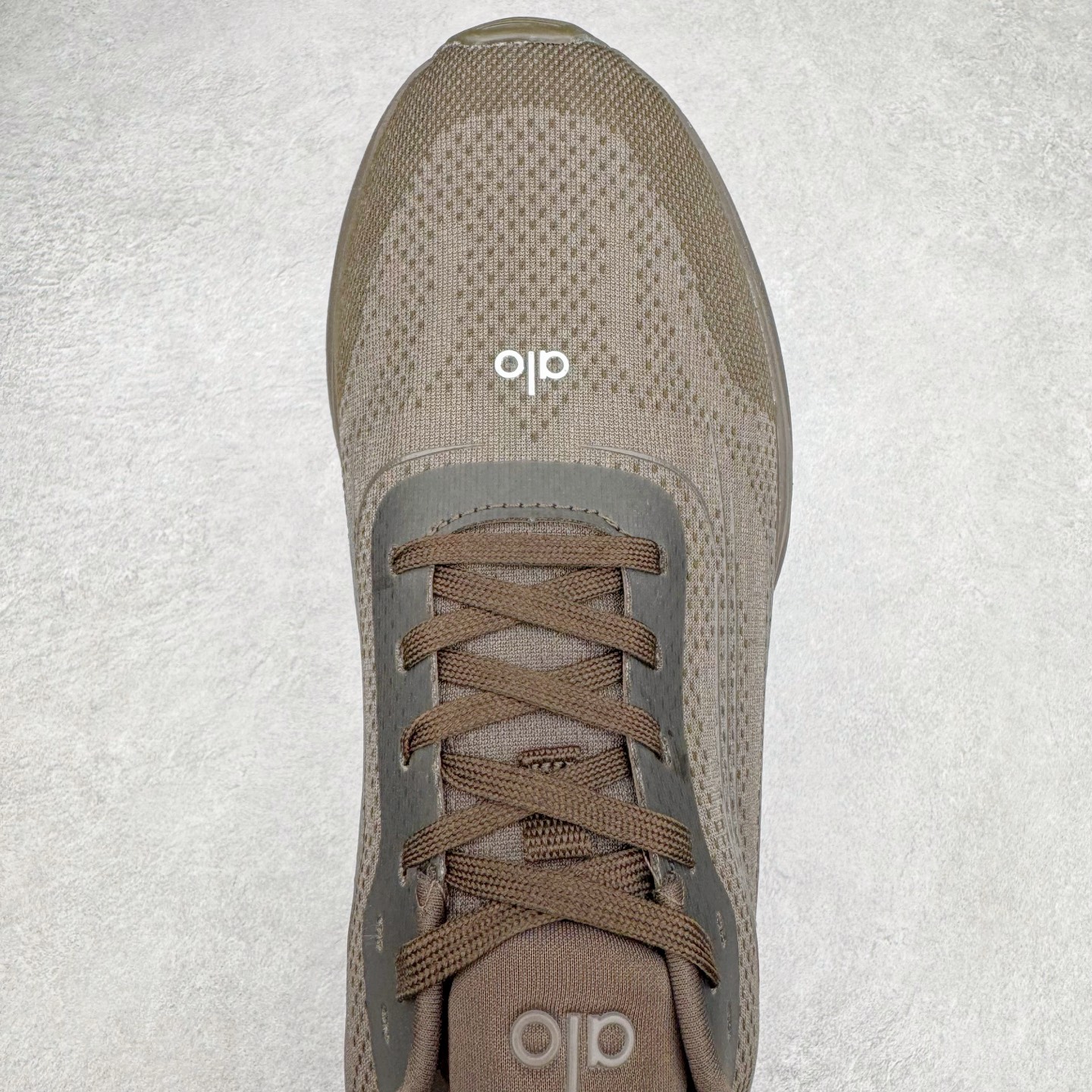 图片[4]-Alo yoga Alo Runner 舒适百搭防滑耐磨低帮跑步鞋 Alo Yoga于2007年创立于洛杉矶，意在传播有意识的运动，同时激发人们的健康意识与创造力。品牌的核心理念在于制作能够带来完美体验的瑜伽服饰与功能性单品，让有意识的运动触入并改变生活。Alo Yoga将其设计延伸到日常服饰概念，坚持不懈地捕捉当代时尚潮流，将品牌的运动美学理念、精致前卫的设计与舒适功能面料完美结合。与此同时，Alo Yoga的设计受到了时尚界人士与名人们的追捧，Talor Swift、Kendall Jenner等街拍照片中都曾出现品牌不同单品的身影。尺码：36 36.5 37.5 38 38.5 39 40 40.5 41 42 42.5 43 44 44.5 45-选品中心