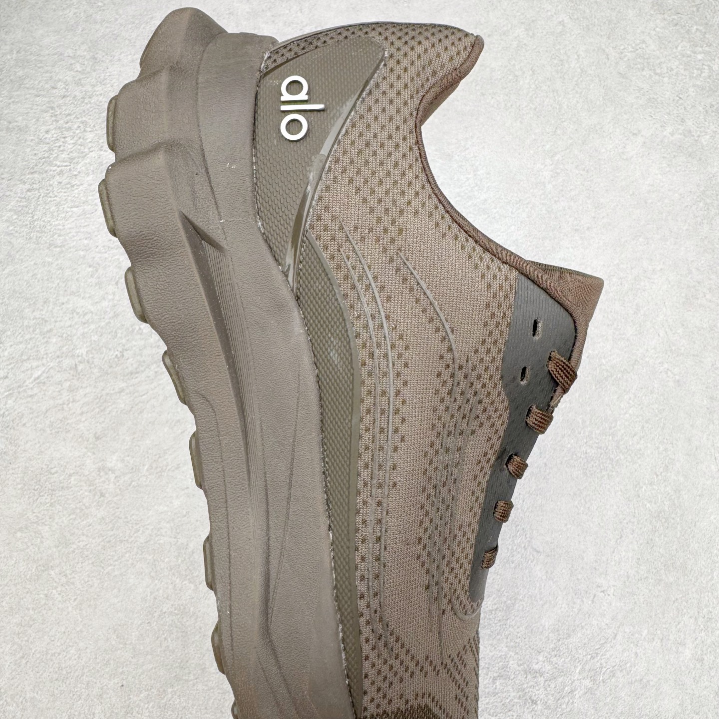 图片[6]-Alo yoga Alo Runner 舒适百搭防滑耐磨低帮跑步鞋 Alo Yoga于2007年创立于洛杉矶，意在传播有意识的运动，同时激发人们的健康意识与创造力。品牌的核心理念在于制作能够带来完美体验的瑜伽服饰与功能性单品，让有意识的运动触入并改变生活。Alo Yoga将其设计延伸到日常服饰概念，坚持不懈地捕捉当代时尚潮流，将品牌的运动美学理念、精致前卫的设计与舒适功能面料完美结合。与此同时，Alo Yoga的设计受到了时尚界人士与名人们的追捧，Talor Swift、Kendall Jenner等街拍照片中都曾出现品牌不同单品的身影。尺码：36 36.5 37.5 38 38.5 39 40 40.5 41 42 42.5 43 44 44.5 45-选品中心