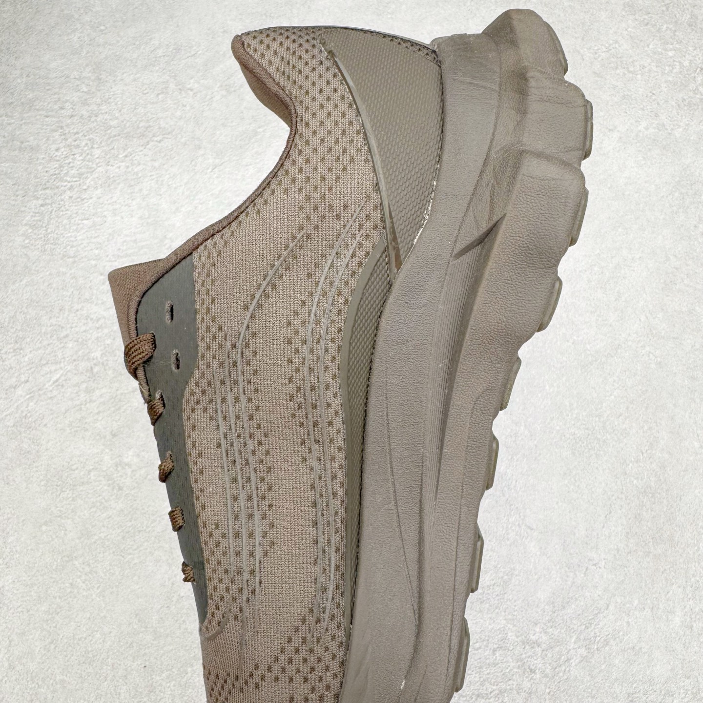 图片[7]-Alo yoga Alo Runner 舒适百搭防滑耐磨低帮跑步鞋 Alo Yoga于2007年创立于洛杉矶，意在传播有意识的运动，同时激发人们的健康意识与创造力。品牌的核心理念在于制作能够带来完美体验的瑜伽服饰与功能性单品，让有意识的运动触入并改变生活。Alo Yoga将其设计延伸到日常服饰概念，坚持不懈地捕捉当代时尚潮流，将品牌的运动美学理念、精致前卫的设计与舒适功能面料完美结合。与此同时，Alo Yoga的设计受到了时尚界人士与名人们的追捧，Talor Swift、Kendall Jenner等街拍照片中都曾出现品牌不同单品的身影。尺码：36 36.5 37.5 38 38.5 39 40 40.5 41 42 42.5 43 44 44.5 45-选品中心