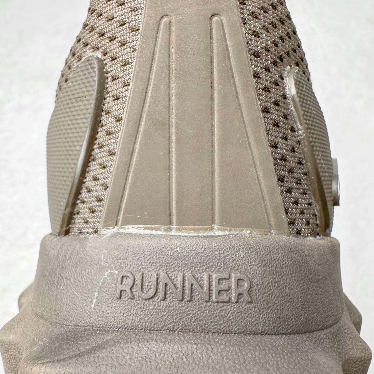 图片[10]-Alo yoga Alo Runner 舒适百搭防滑耐磨低帮跑步鞋 Alo Yoga于2007年创立于洛杉矶，意在传播有意识的运动，同时激发人们的健康意识与创造力。品牌的核心理念在于制作能够带来完美体验的瑜伽服饰与功能性单品，让有意识的运动触入并改变生活。Alo Yoga将其设计延伸到日常服饰概念，坚持不懈地捕捉当代时尚潮流，将品牌的运动美学理念、精致前卫的设计与舒适功能面料完美结合。与此同时，Alo Yoga的设计受到了时尚界人士与名人们的追捧，Talor Swift、Kendall Jenner等街拍照片中都曾出现品牌不同单品的身影。尺码：36 36.5 37.5 38 38.5 39 40 40.5 41 42 42.5 43 44 44.5 45-选品中心