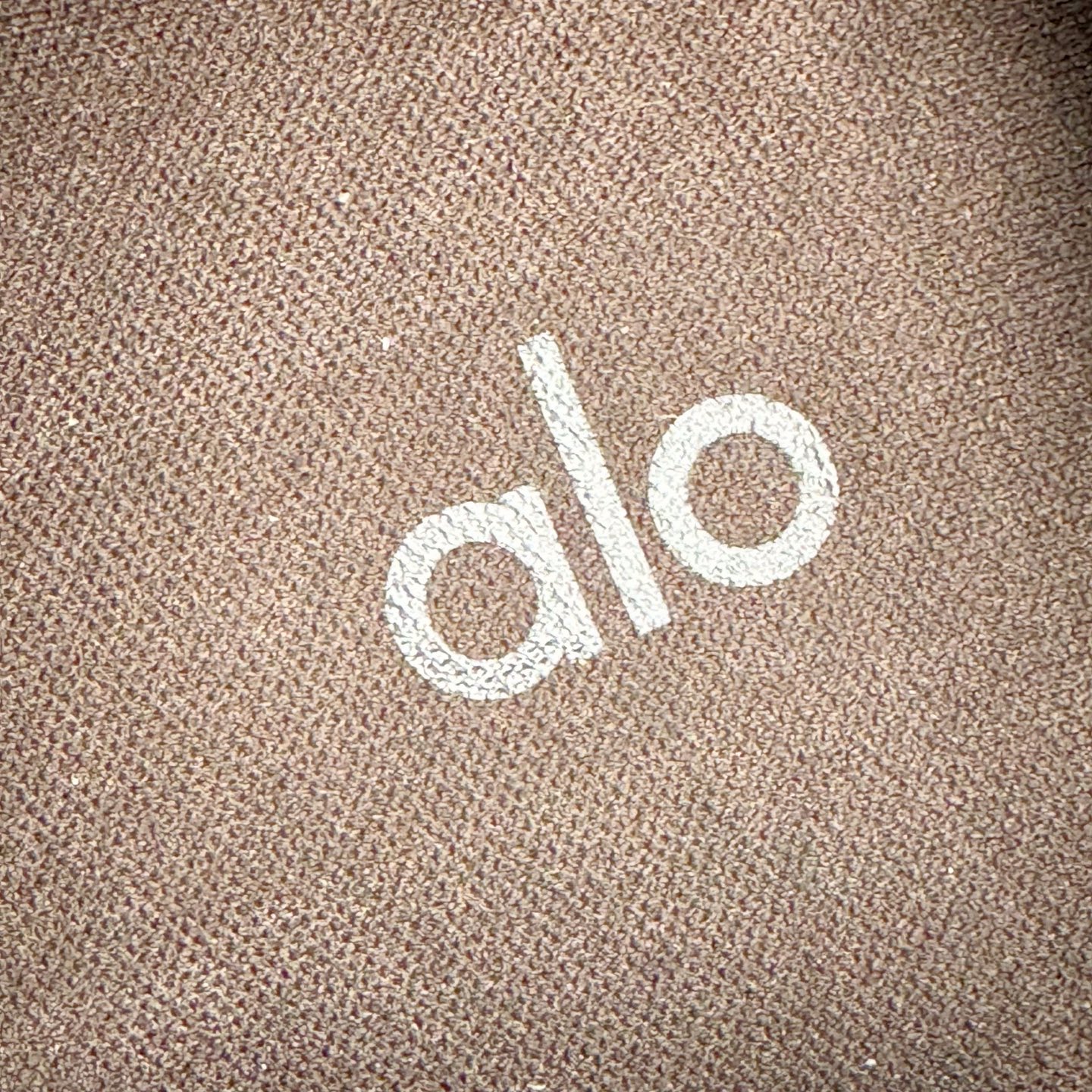 图片[17]-Alo yoga Alo Runner 舒适百搭防滑耐磨低帮跑步鞋 Alo Yoga于2007年创立于洛杉矶，意在传播有意识的运动，同时激发人们的健康意识与创造力。品牌的核心理念在于制作能够带来完美体验的瑜伽服饰与功能性单品，让有意识的运动触入并改变生活。Alo Yoga将其设计延伸到日常服饰概念，坚持不懈地捕捉当代时尚潮流，将品牌的运动美学理念、精致前卫的设计与舒适功能面料完美结合。与此同时，Alo Yoga的设计受到了时尚界人士与名人们的追捧，Talor Swift、Kendall Jenner等街拍照片中都曾出现品牌不同单品的身影。尺码：36 36.5 37.5 38 38.5 39 40 40.5 41 42 42.5 43 44 44.5 45-选品中心