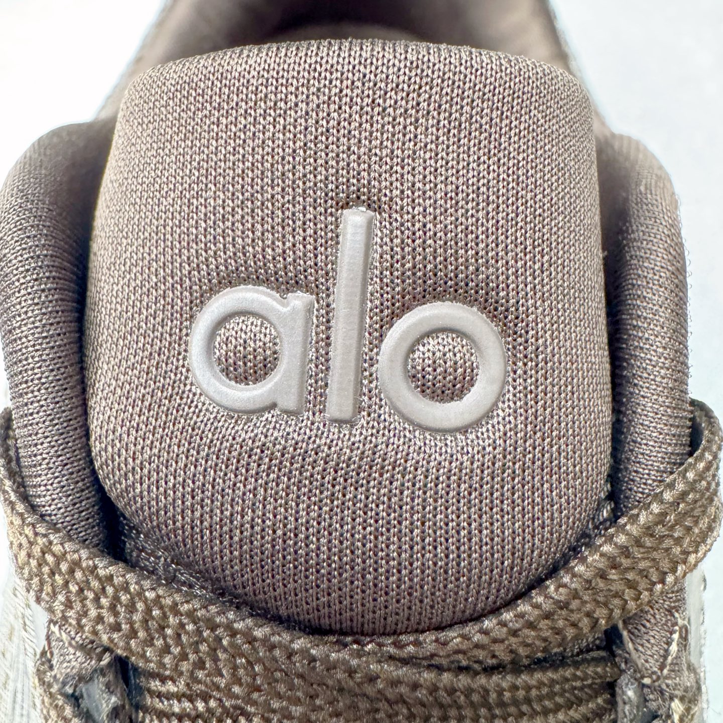 图片[11]-Alo yoga Alo Runner 舒适百搭防滑耐磨低帮跑步鞋 Alo Yoga于2007年创立于洛杉矶，意在传播有意识的运动，同时激发人们的健康意识与创造力。品牌的核心理念在于制作能够带来完美体验的瑜伽服饰与功能性单品，让有意识的运动触入并改变生活。Alo Yoga将其设计延伸到日常服饰概念，坚持不懈地捕捉当代时尚潮流，将品牌的运动美学理念、精致前卫的设计与舒适功能面料完美结合。与此同时，Alo Yoga的设计受到了时尚界人士与名人们的追捧，Talor Swift、Kendall Jenner等街拍照片中都曾出现品牌不同单品的身影。尺码：36 36.5 37.5 38 38.5 39 40 40.5 41 42 42.5 43 44 44.5 45-选品中心