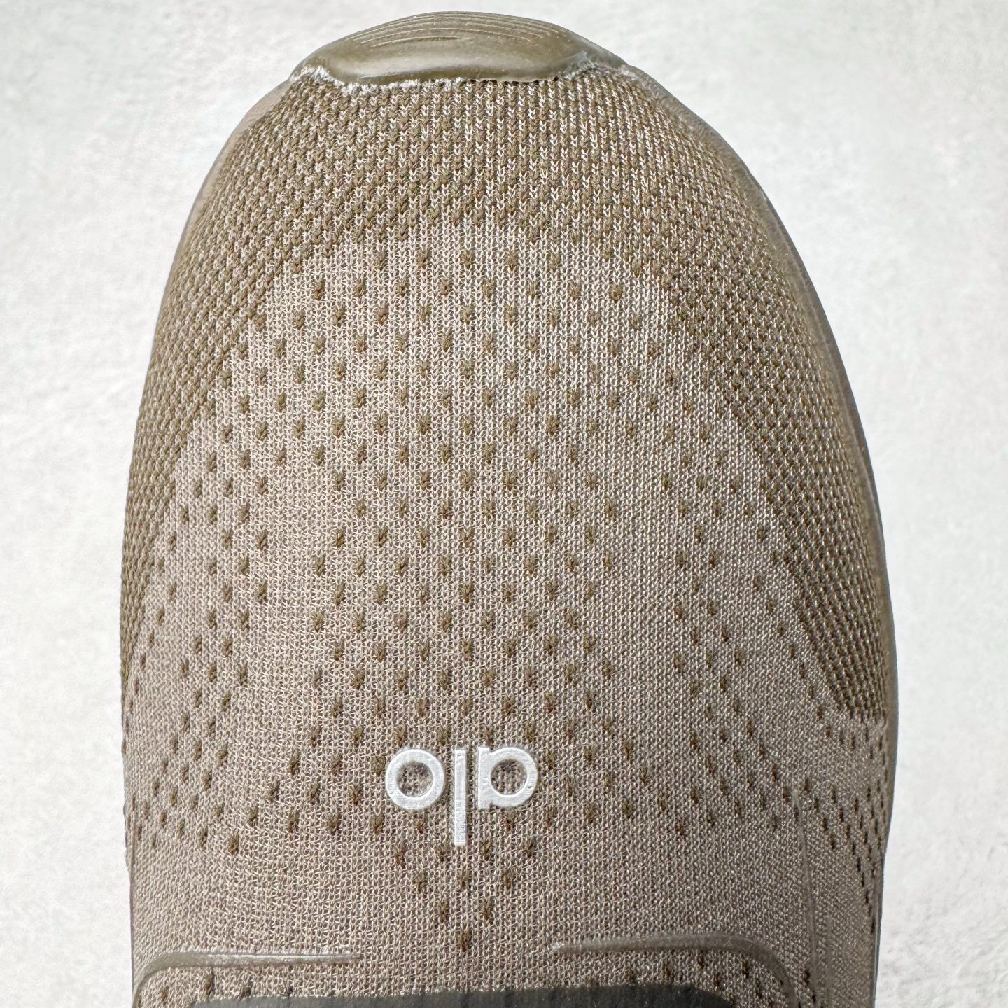 图片[15]-Alo yoga Alo Runner 舒适百搭防滑耐磨低帮跑步鞋 Alo Yoga于2007年创立于洛杉矶，意在传播有意识的运动，同时激发人们的健康意识与创造力。品牌的核心理念在于制作能够带来完美体验的瑜伽服饰与功能性单品，让有意识的运动触入并改变生活。Alo Yoga将其设计延伸到日常服饰概念，坚持不懈地捕捉当代时尚潮流，将品牌的运动美学理念、精致前卫的设计与舒适功能面料完美结合。与此同时，Alo Yoga的设计受到了时尚界人士与名人们的追捧，Talor Swift、Kendall Jenner等街拍照片中都曾出现品牌不同单品的身影。尺码：36 36.5 37.5 38 38.5 39 40 40.5 41 42 42.5 43 44 44.5 45-选品中心