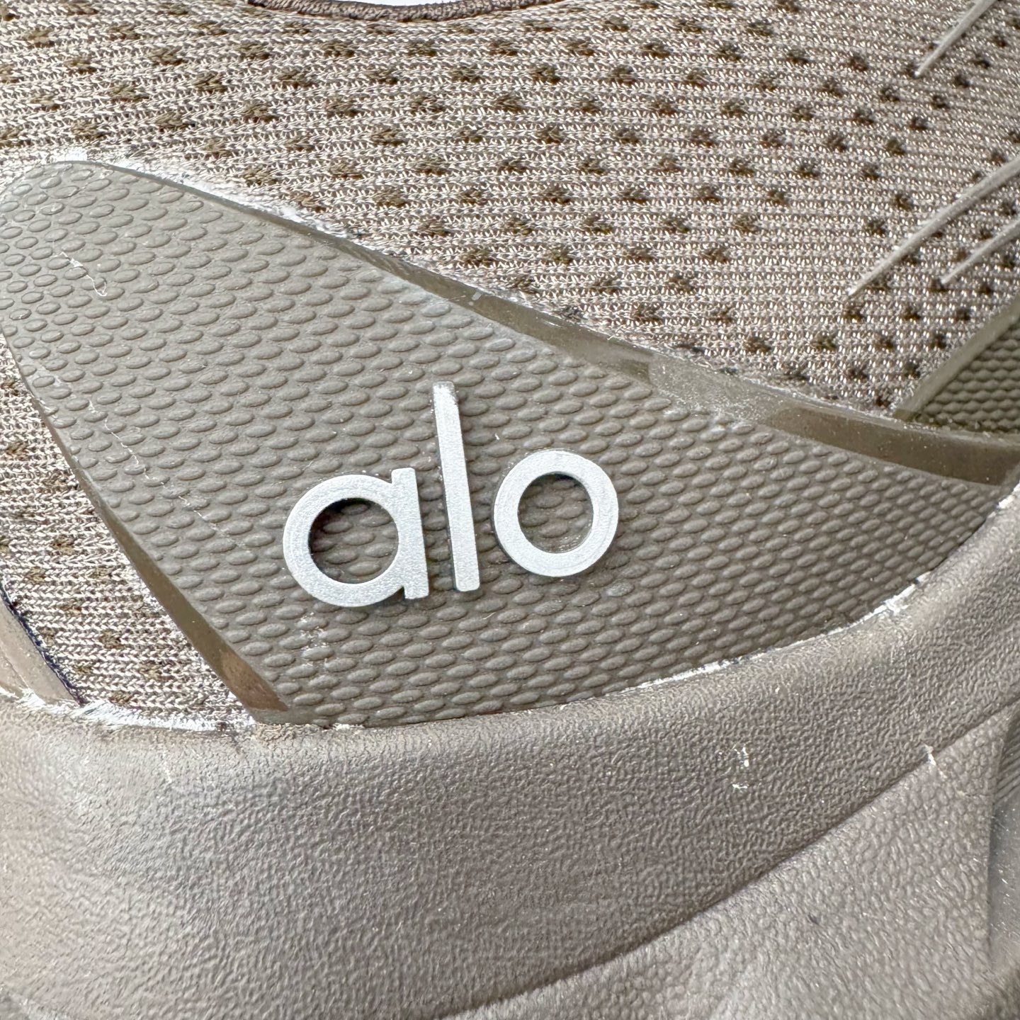 图片[13]-Alo yoga Alo Runner 舒适百搭防滑耐磨低帮跑步鞋 Alo Yoga于2007年创立于洛杉矶，意在传播有意识的运动，同时激发人们的健康意识与创造力。品牌的核心理念在于制作能够带来完美体验的瑜伽服饰与功能性单品，让有意识的运动触入并改变生活。Alo Yoga将其设计延伸到日常服饰概念，坚持不懈地捕捉当代时尚潮流，将品牌的运动美学理念、精致前卫的设计与舒适功能面料完美结合。与此同时，Alo Yoga的设计受到了时尚界人士与名人们的追捧，Talor Swift、Kendall Jenner等街拍照片中都曾出现品牌不同单品的身影。尺码：36 36.5 37.5 38 38.5 39 40 40.5 41 42 42.5 43 44 44.5 45-选品中心