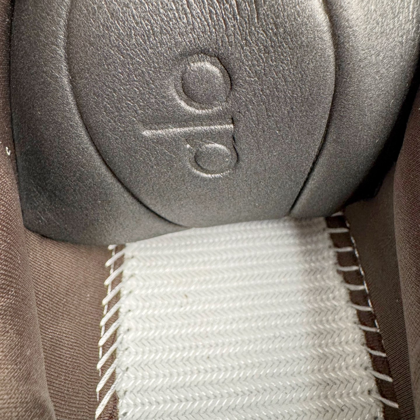 图片[16]-Alo yoga Alo Runner 舒适百搭防滑耐磨低帮跑步鞋 Alo Yoga于2007年创立于洛杉矶，意在传播有意识的运动，同时激发人们的健康意识与创造力。品牌的核心理念在于制作能够带来完美体验的瑜伽服饰与功能性单品，让有意识的运动触入并改变生活。Alo Yoga将其设计延伸到日常服饰概念，坚持不懈地捕捉当代时尚潮流，将品牌的运动美学理念、精致前卫的设计与舒适功能面料完美结合。与此同时，Alo Yoga的设计受到了时尚界人士与名人们的追捧，Talor Swift、Kendall Jenner等街拍照片中都曾出现品牌不同单品的身影。尺码：36 36.5 37.5 38 38.5 39 40 40.5 41 42 42.5 43 44 44.5 45-选品中心