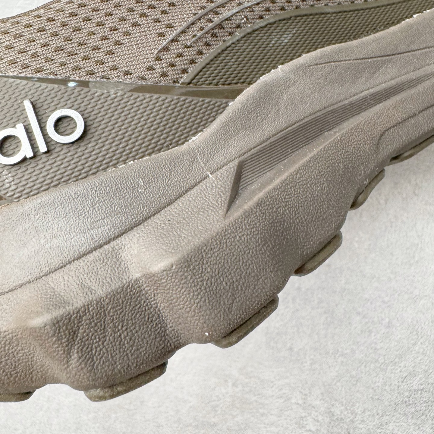 图片[12]-Alo yoga Alo Runner 舒适百搭防滑耐磨低帮跑步鞋 Alo Yoga于2007年创立于洛杉矶，意在传播有意识的运动，同时激发人们的健康意识与创造力。品牌的核心理念在于制作能够带来完美体验的瑜伽服饰与功能性单品，让有意识的运动触入并改变生活。Alo Yoga将其设计延伸到日常服饰概念，坚持不懈地捕捉当代时尚潮流，将品牌的运动美学理念、精致前卫的设计与舒适功能面料完美结合。与此同时，Alo Yoga的设计受到了时尚界人士与名人们的追捧，Talor Swift、Kendall Jenner等街拍照片中都曾出现品牌不同单品的身影。尺码：36 36.5 37.5 38 38.5 39 40 40.5 41 42 42.5 43 44 44.5 45-选品中心