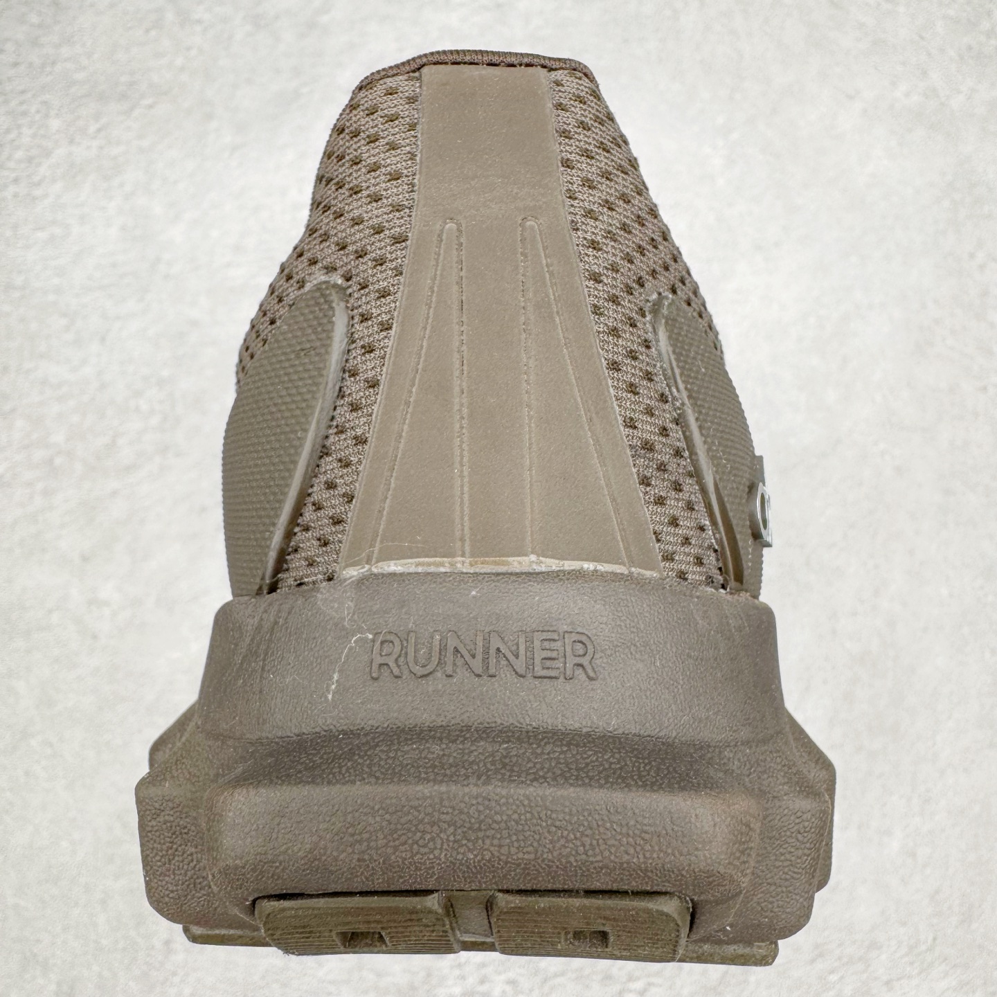 图片[8]-Alo yoga Alo Runner 舒适百搭防滑耐磨低帮跑步鞋 Alo Yoga于2007年创立于洛杉矶，意在传播有意识的运动，同时激发人们的健康意识与创造力。品牌的核心理念在于制作能够带来完美体验的瑜伽服饰与功能性单品，让有意识的运动触入并改变生活。Alo Yoga将其设计延伸到日常服饰概念，坚持不懈地捕捉当代时尚潮流，将品牌的运动美学理念、精致前卫的设计与舒适功能面料完美结合。与此同时，Alo Yoga的设计受到了时尚界人士与名人们的追捧，Talor Swift、Kendall Jenner等街拍照片中都曾出现品牌不同单品的身影。尺码：36 36.5 37.5 38 38.5 39 40 40.5 41 42 42.5 43 44 44.5 45-选品中心