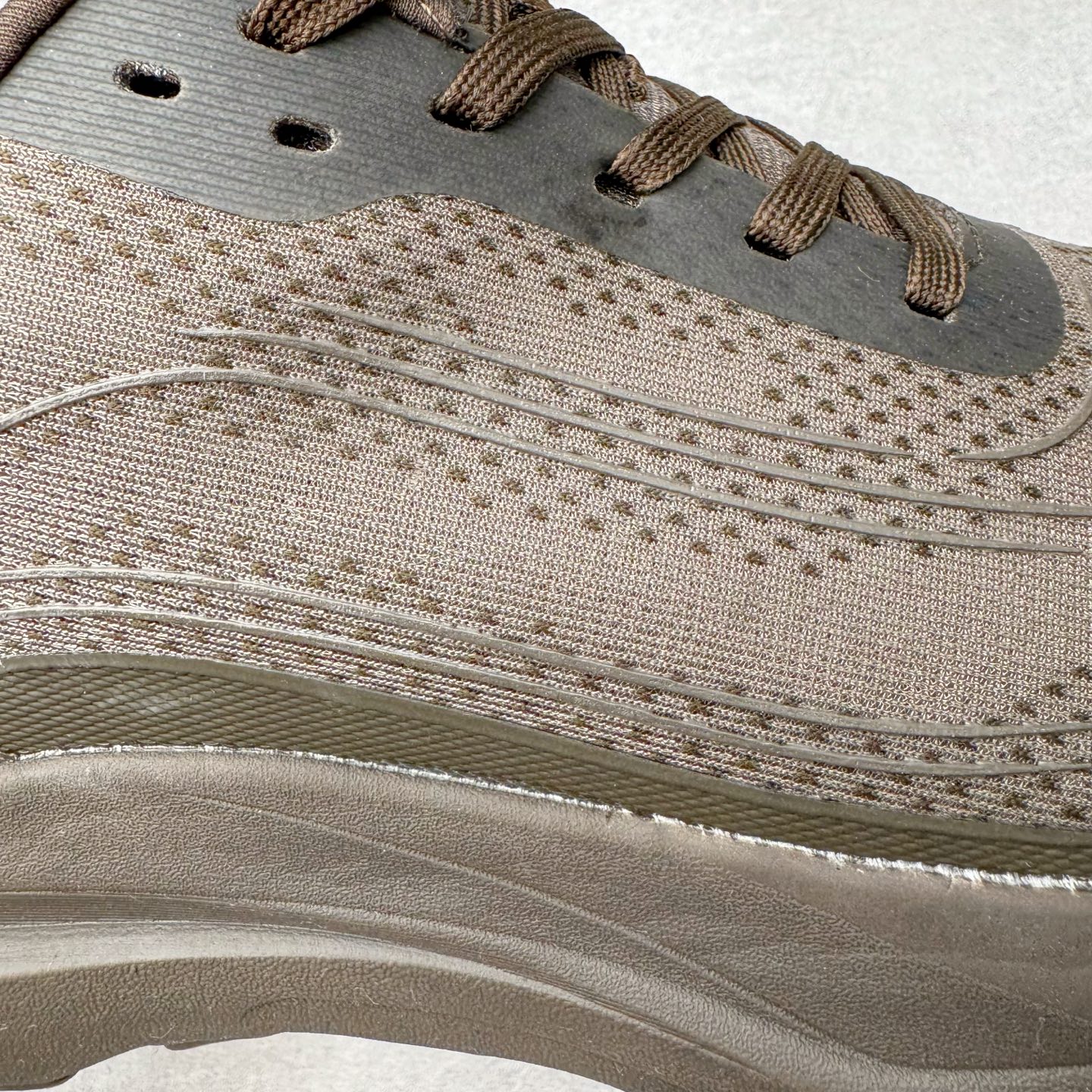 图片[14]-Alo yoga Alo Runner 舒适百搭防滑耐磨低帮跑步鞋 Alo Yoga于2007年创立于洛杉矶，意在传播有意识的运动，同时激发人们的健康意识与创造力。品牌的核心理念在于制作能够带来完美体验的瑜伽服饰与功能性单品，让有意识的运动触入并改变生活。Alo Yoga将其设计延伸到日常服饰概念，坚持不懈地捕捉当代时尚潮流，将品牌的运动美学理念、精致前卫的设计与舒适功能面料完美结合。与此同时，Alo Yoga的设计受到了时尚界人士与名人们的追捧，Talor Swift、Kendall Jenner等街拍照片中都曾出现品牌不同单品的身影。尺码：36 36.5 37.5 38 38.5 39 40 40.5 41 42 42.5 43 44 44.5 45-选品中心