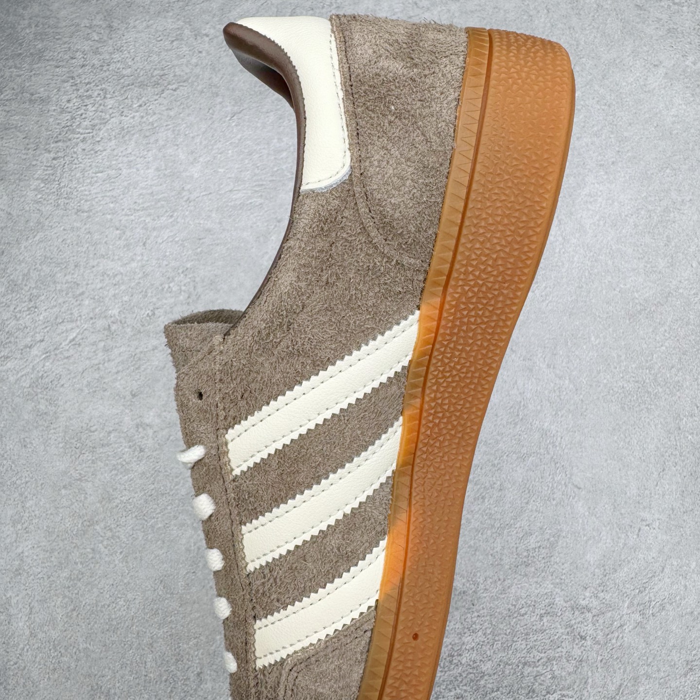 图片[7]-＃S2纯原 AD Originals Handball SPZL 手球运动员系列百搭休闲运动板鞋 IF6490 口碑大厂出品 品控大底版型不断改良更新 原厂皮料 原装过验内外标加持 全套原纸板楦头开发 确保原汁原味 完美呈现桑巴版型 一比一鞋头弧度高度鞋身弧度 数据细节工艺流程均保持一致 这款来自阿迪达斯的这款HANDBALL SPZL前身是一双手球运动鞋 这一次拿来复刻 所以鞋面的主要色彩选用了黑色 鞋面外侧除了Spezial字母之外还有三叶草标志 Handball SPZL作为复古手球训练鞋与作为室内足球鞋的Samba有着异曲同工之处 但是质感更为出众的鞋身以及丰富的配色选择比起Samba来讲可以说是更胜一筹了 尺码：36 36⅔ 37⅓ 38 38⅔ 39⅓ 40 40⅔ 41⅓ 42 42⅔ 43⅓ 44 45-选品中心