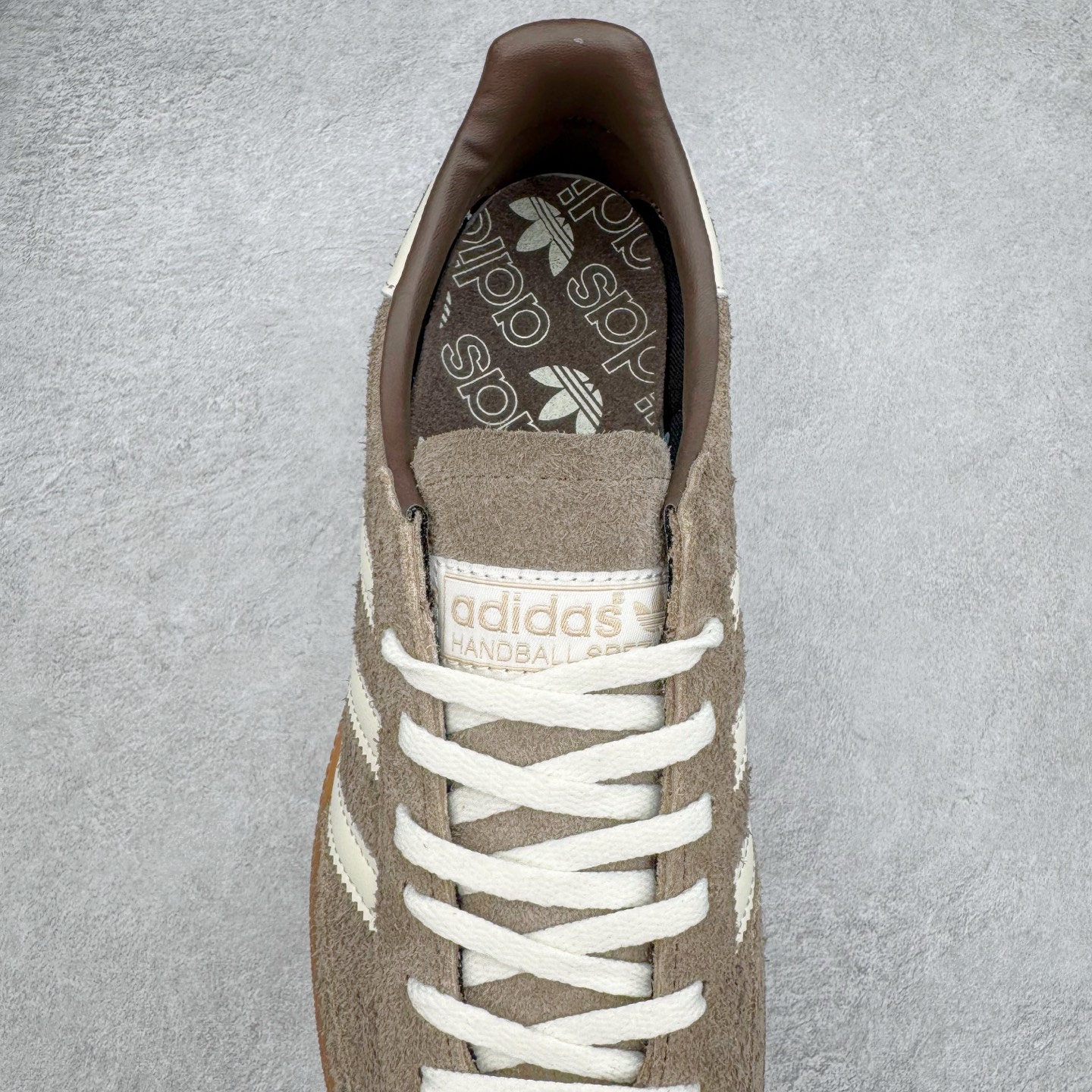 图片[5]-＃S2纯原 AD Originals Handball SPZL 手球运动员系列百搭休闲运动板鞋 IF6490 口碑大厂出品 品控大底版型不断改良更新 原厂皮料 原装过验内外标加持 全套原纸板楦头开发 确保原汁原味 完美呈现桑巴版型 一比一鞋头弧度高度鞋身弧度 数据细节工艺流程均保持一致 这款来自阿迪达斯的这款HANDBALL SPZL前身是一双手球运动鞋 这一次拿来复刻 所以鞋面的主要色彩选用了黑色 鞋面外侧除了Spezial字母之外还有三叶草标志 Handball SPZL作为复古手球训练鞋与作为室内足球鞋的Samba有着异曲同工之处 但是质感更为出众的鞋身以及丰富的配色选择比起Samba来讲可以说是更胜一筹了 尺码：36 36⅔ 37⅓ 38 38⅔ 39⅓ 40 40⅔ 41⅓ 42 42⅔ 43⅓ 44 45-选品中心